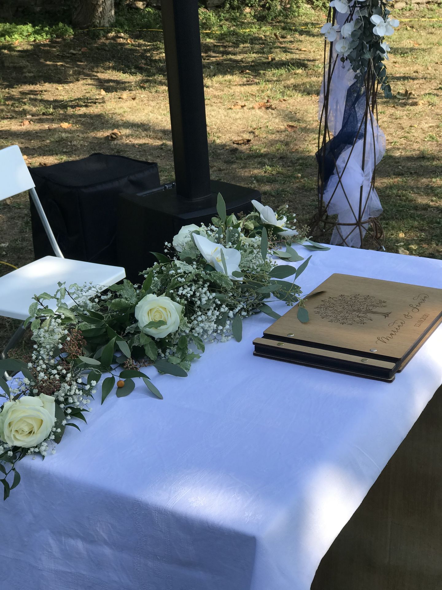 Mariage Château de la Galissonnière cérémonie laique livre d'or en bois gravée composition florale