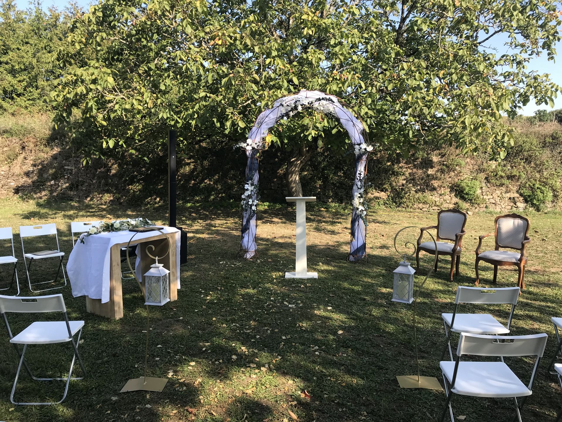 Mariage Château de la Galissonnière cérémonie laique arche en métal pupitre blanc chaise royale tissu bleu marine