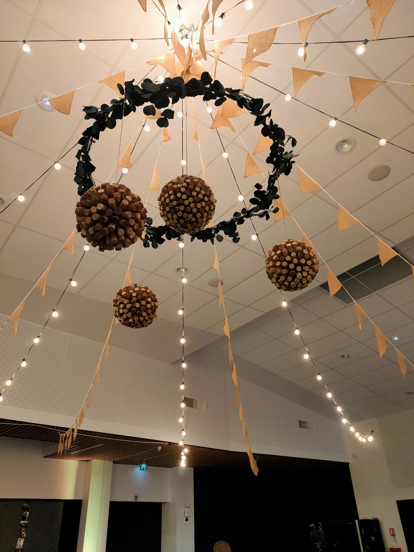 Mariage Salle Collinéa plafond guirlande guinguette fanion boule de bouchon de vin