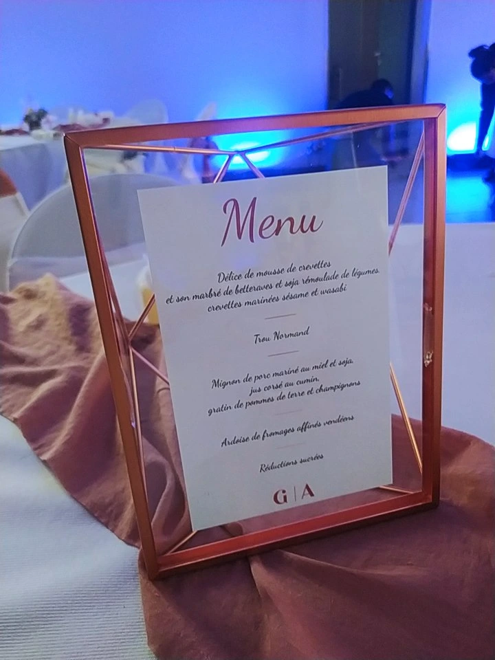 Mariage Salle des Fêtes menu de table cadre rose