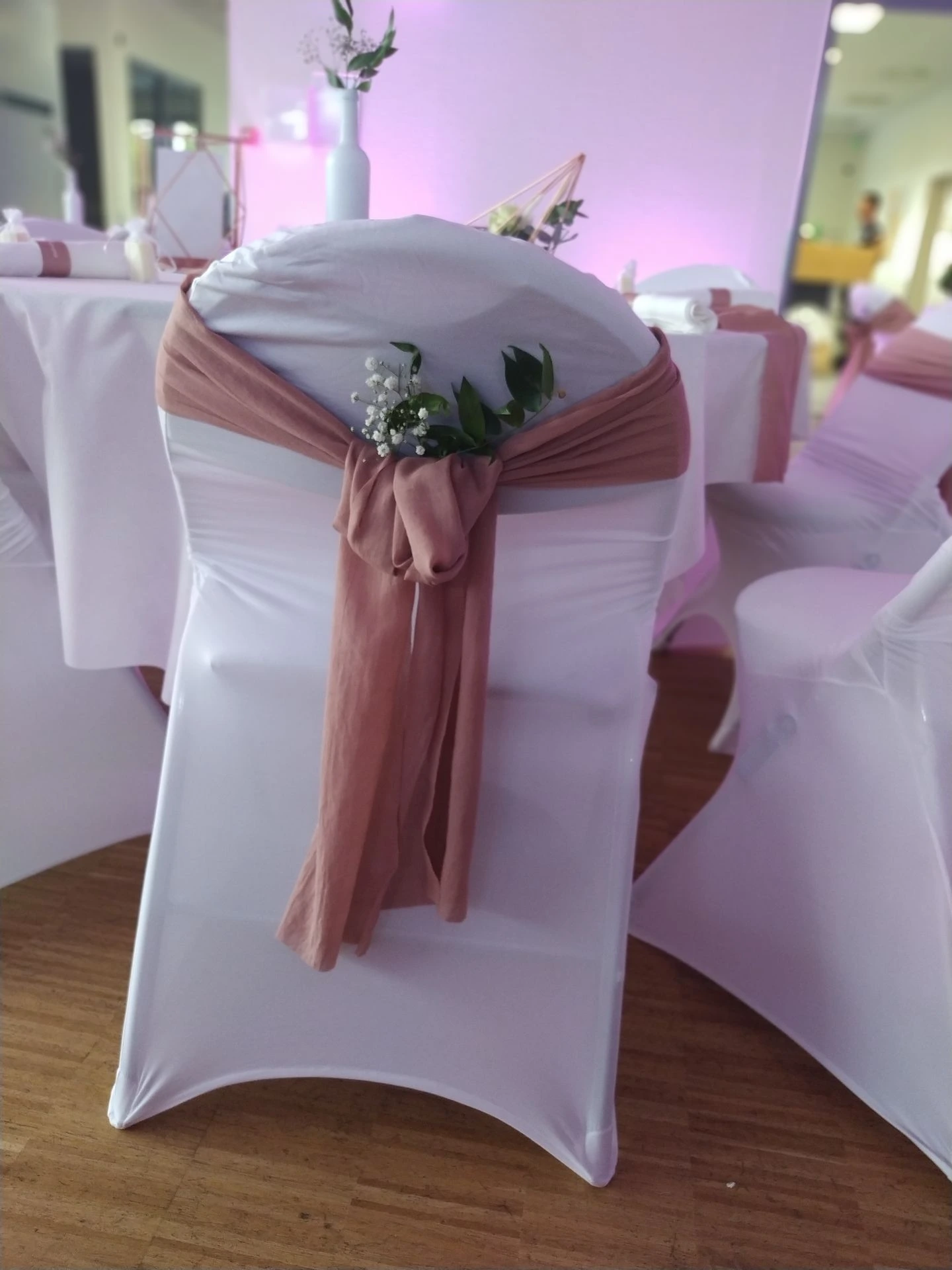 Mariage Salle des Fêtes noeud de chaise vieux rose et feuillage