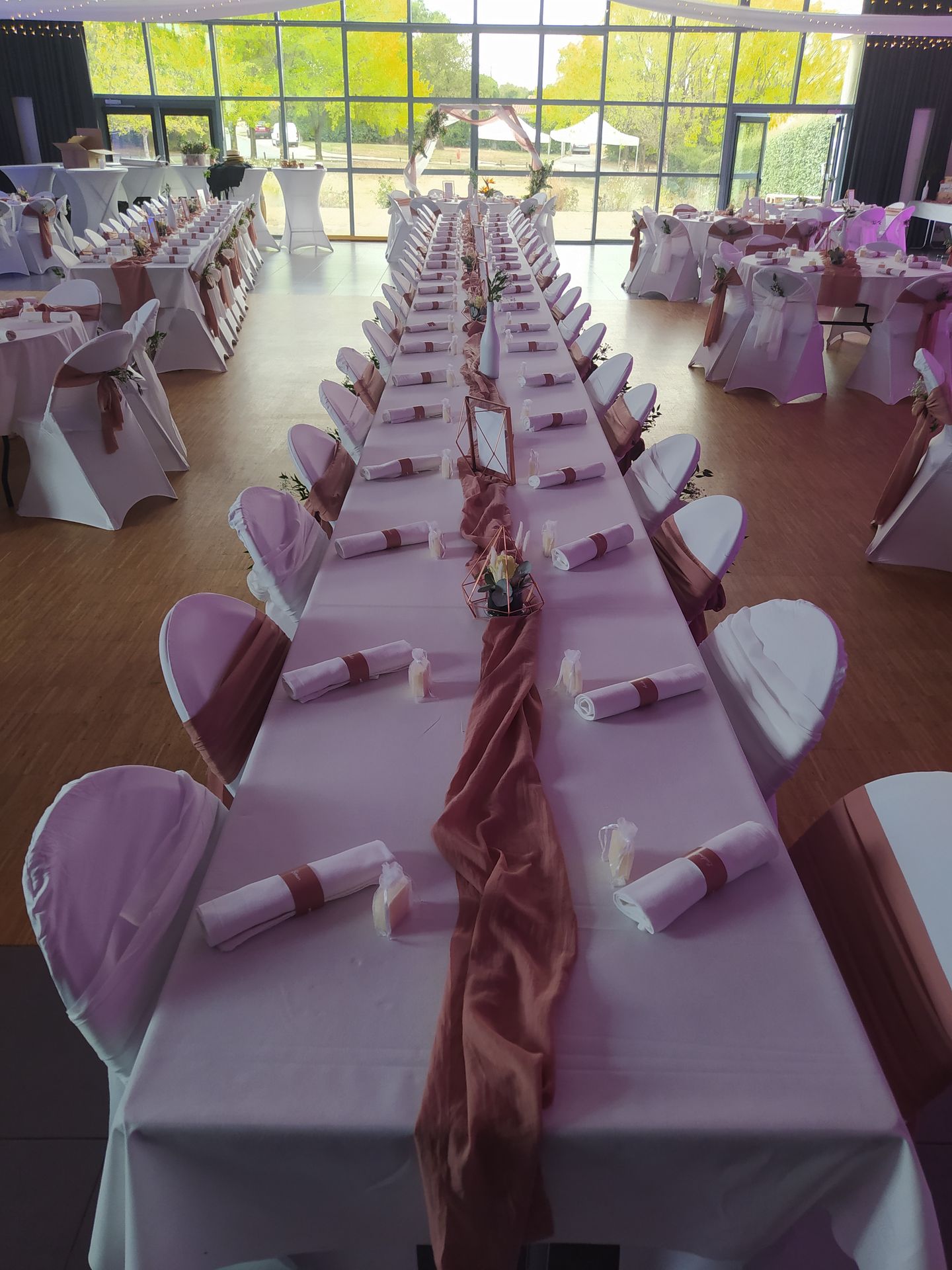 Mariage Salle des Fêtes table blanche chemin de table vieux rose cadeaux invités savon noeud de chaise rose et blanc