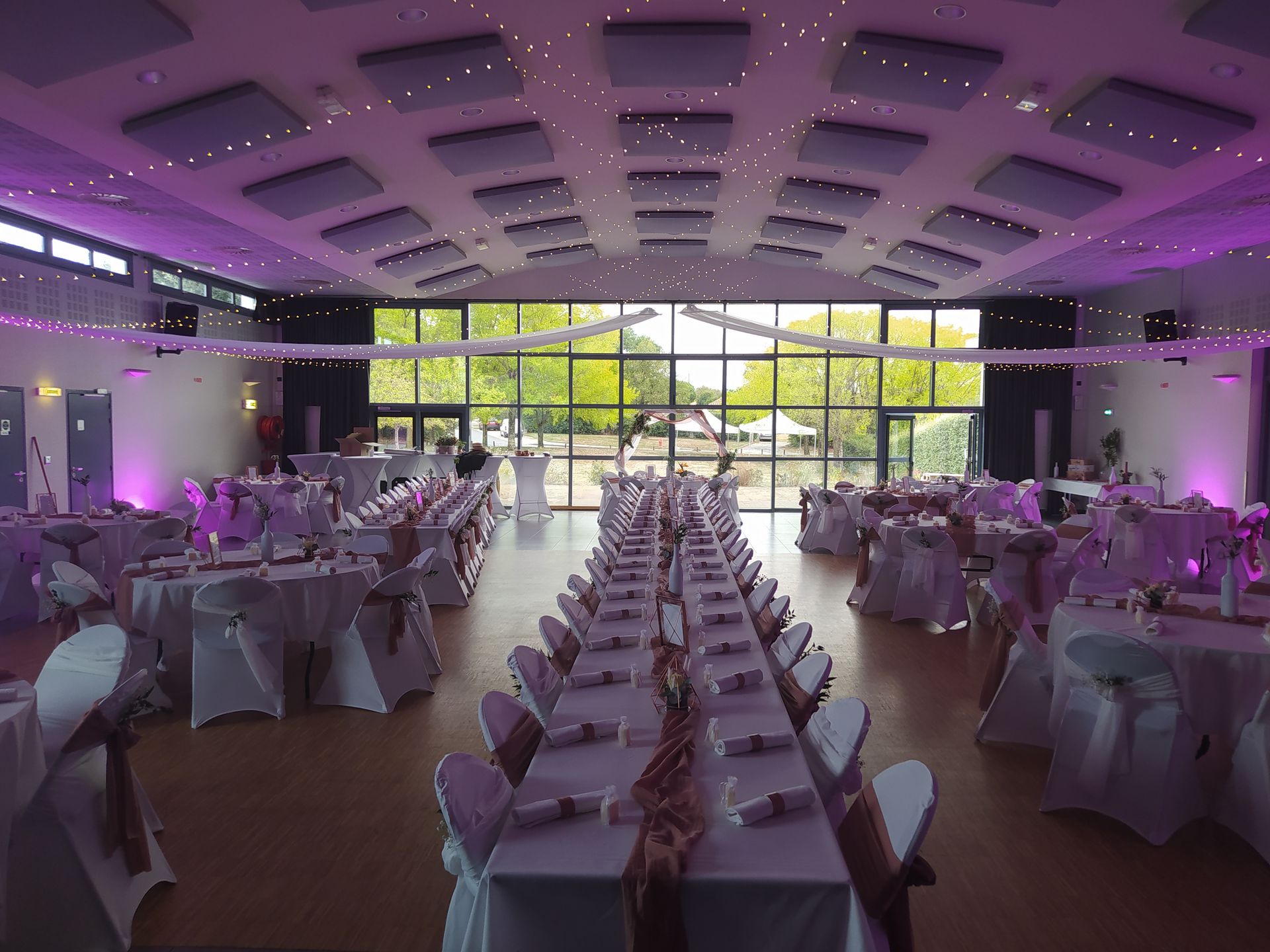 Mariage Salle des Fêtes plafond ciel étoilé tenturs blanches table blanches et chemin de table vieux rose