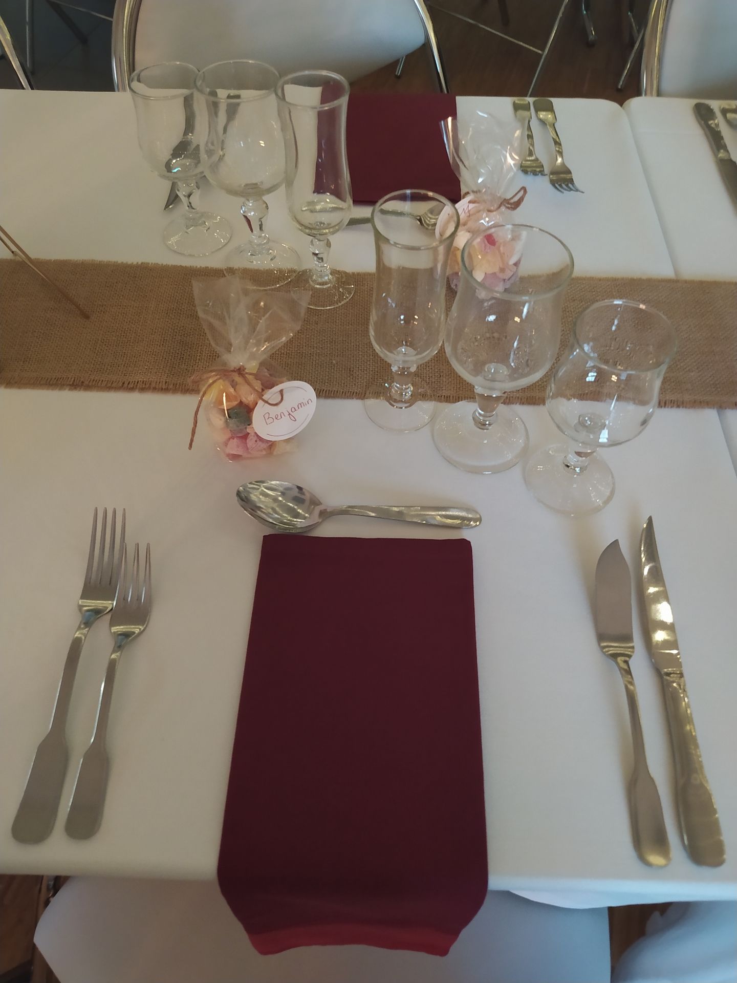 Mariage Salle des Fêtes cadeaux invités marque place dragée et serviette bordeaux