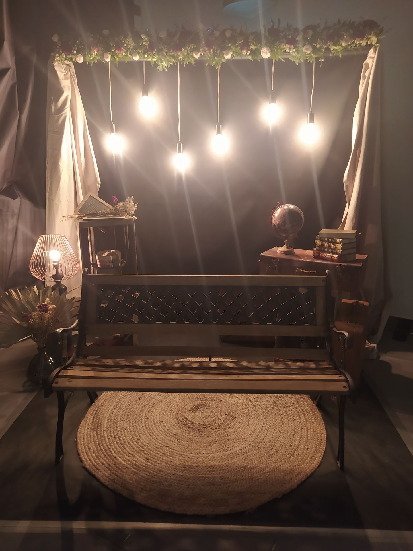 Mariage Salle des Fêtes décor photo banc en bois naturel et noir arche fleurs et lampe