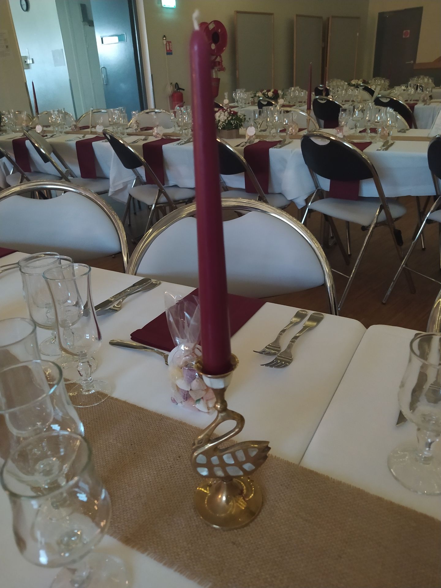 Mariage Salle des Fêtes bougeoire cigne dorée bougie bordeaux