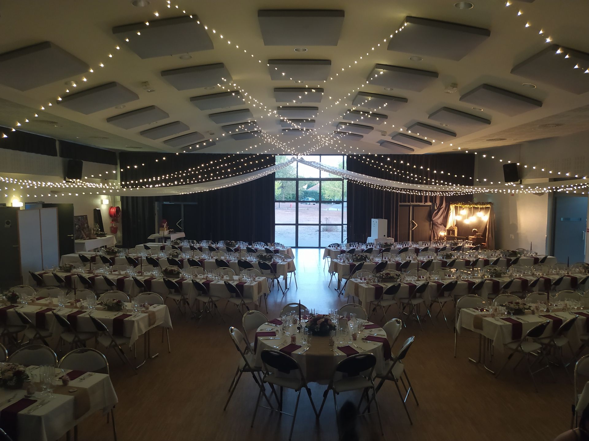 Mariage Salle des Fêtes Plafond ciel étoilé croisée table blanche bordeaux chemin de table sable
