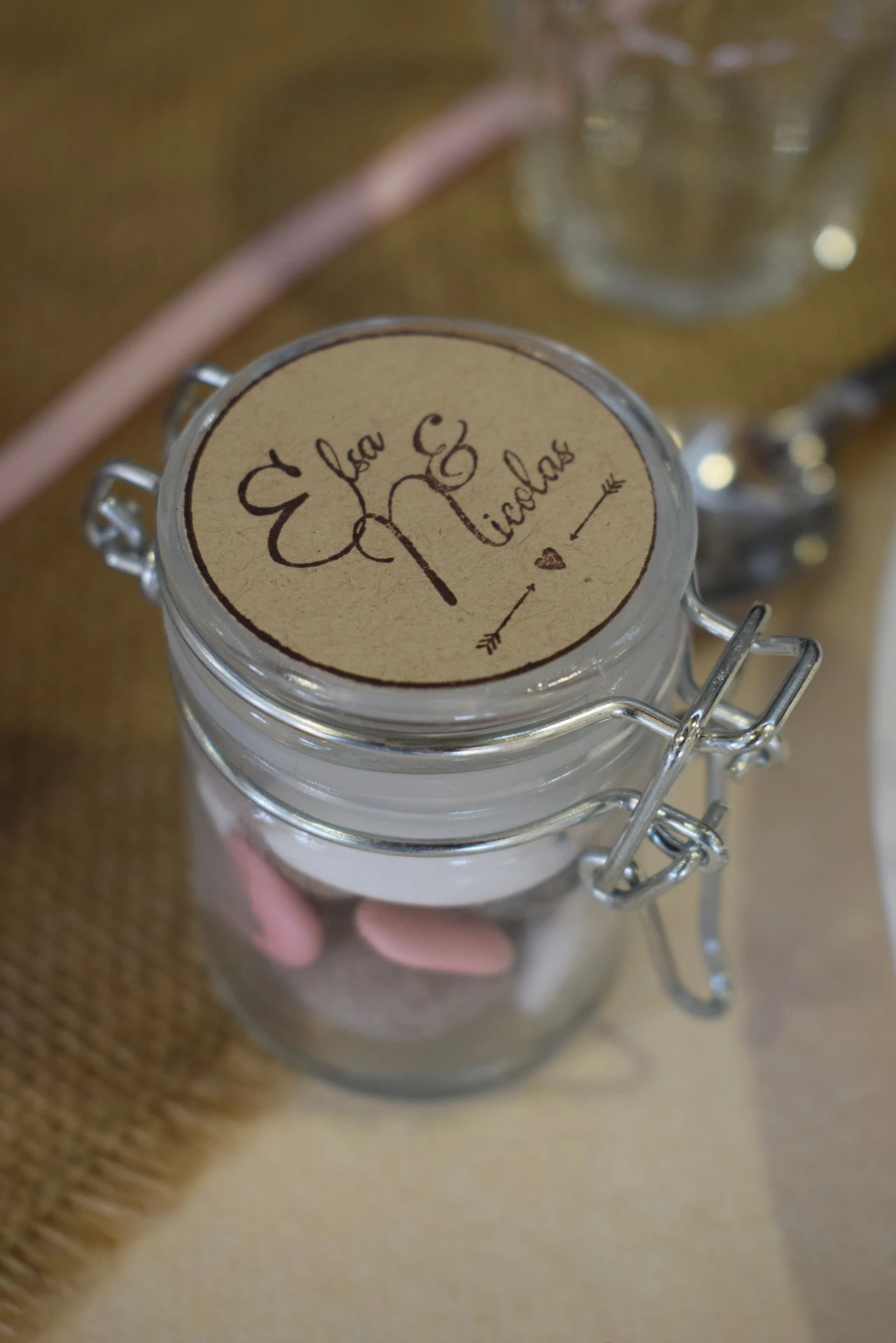 Mariage Salle L'Arc en Ciel cadeaux invités pots de dragée rose gris blanc personnalisé