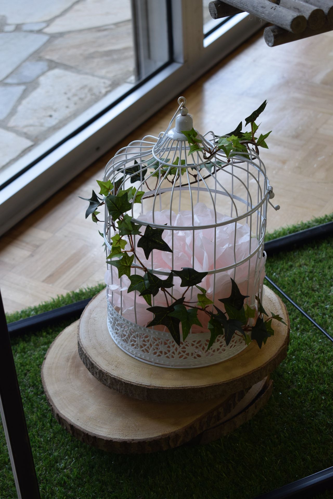 Mariage Salle L'Arc en Ciel décor cage blanche lière et tissu rose