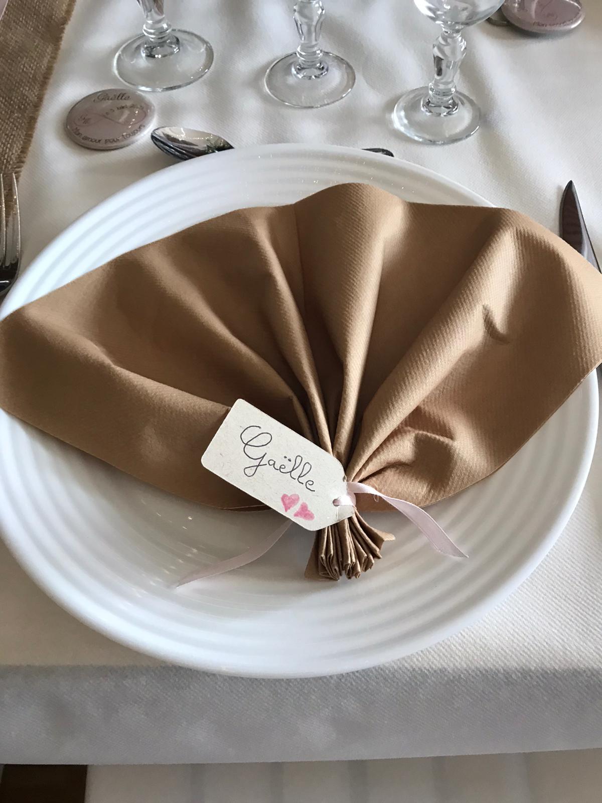 Mariage Salle L'Arc en Ciel serviette sable marque place fait main