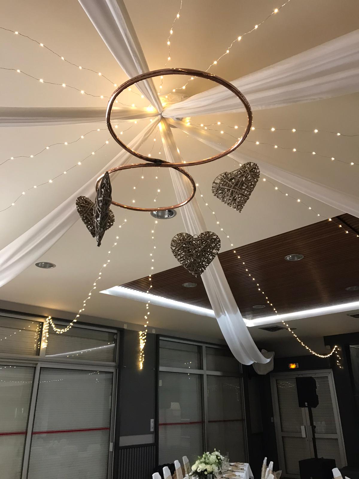Mariage Salle L'Arc en Ciel plafond tentures blanches et leds coeurs en maille naturel