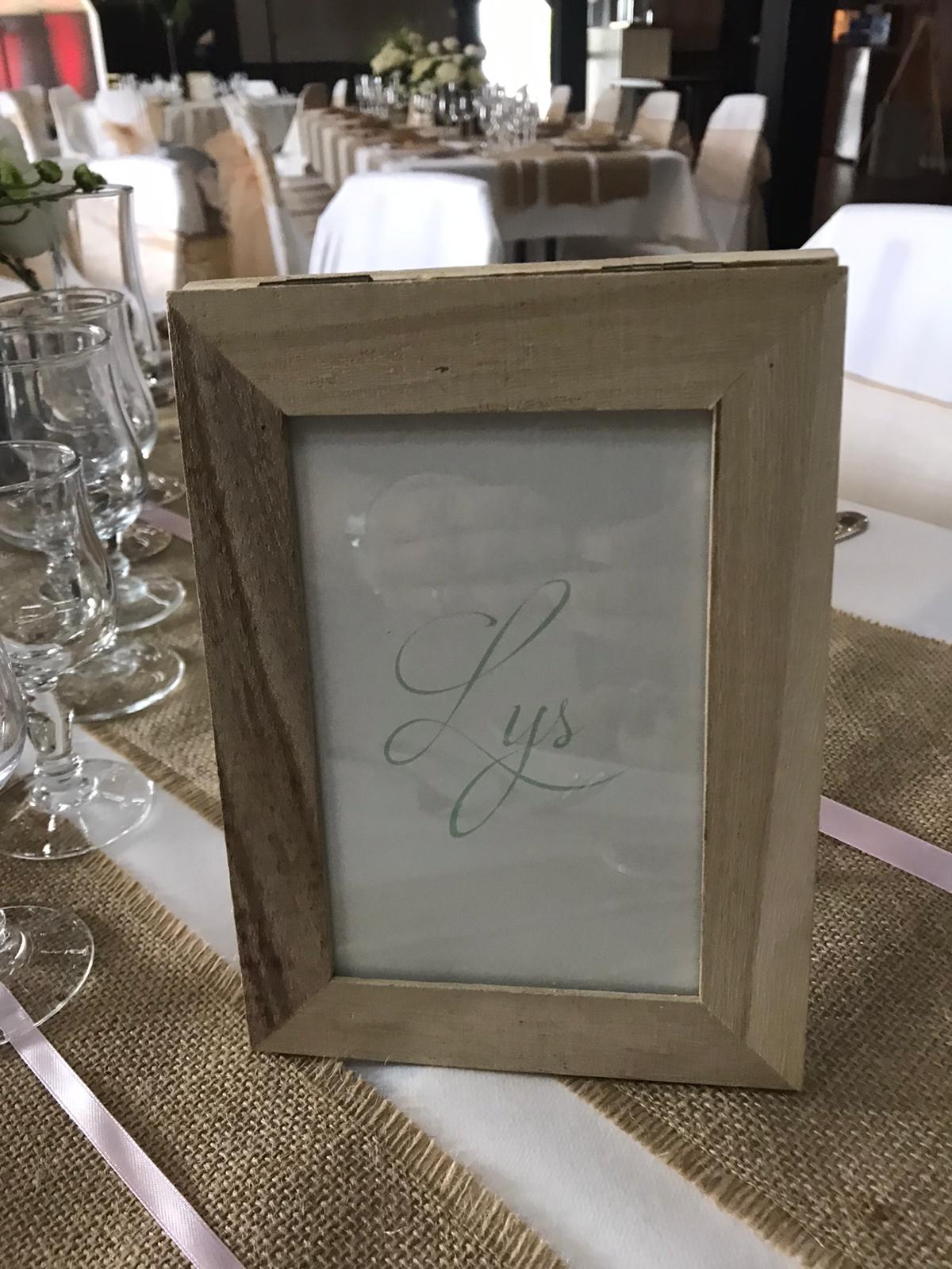 Mariage Salle L'Arc en Ciel cadre en bois nom de table