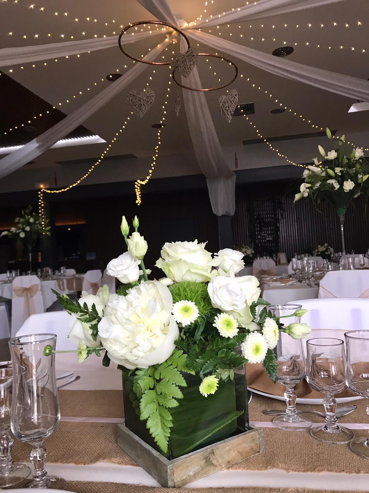 Mariage Salle L'Arc en Ciel plafond tentures blanches leds coeur en maille naturel chemin de table sable et vase fleurs blanches feuillage