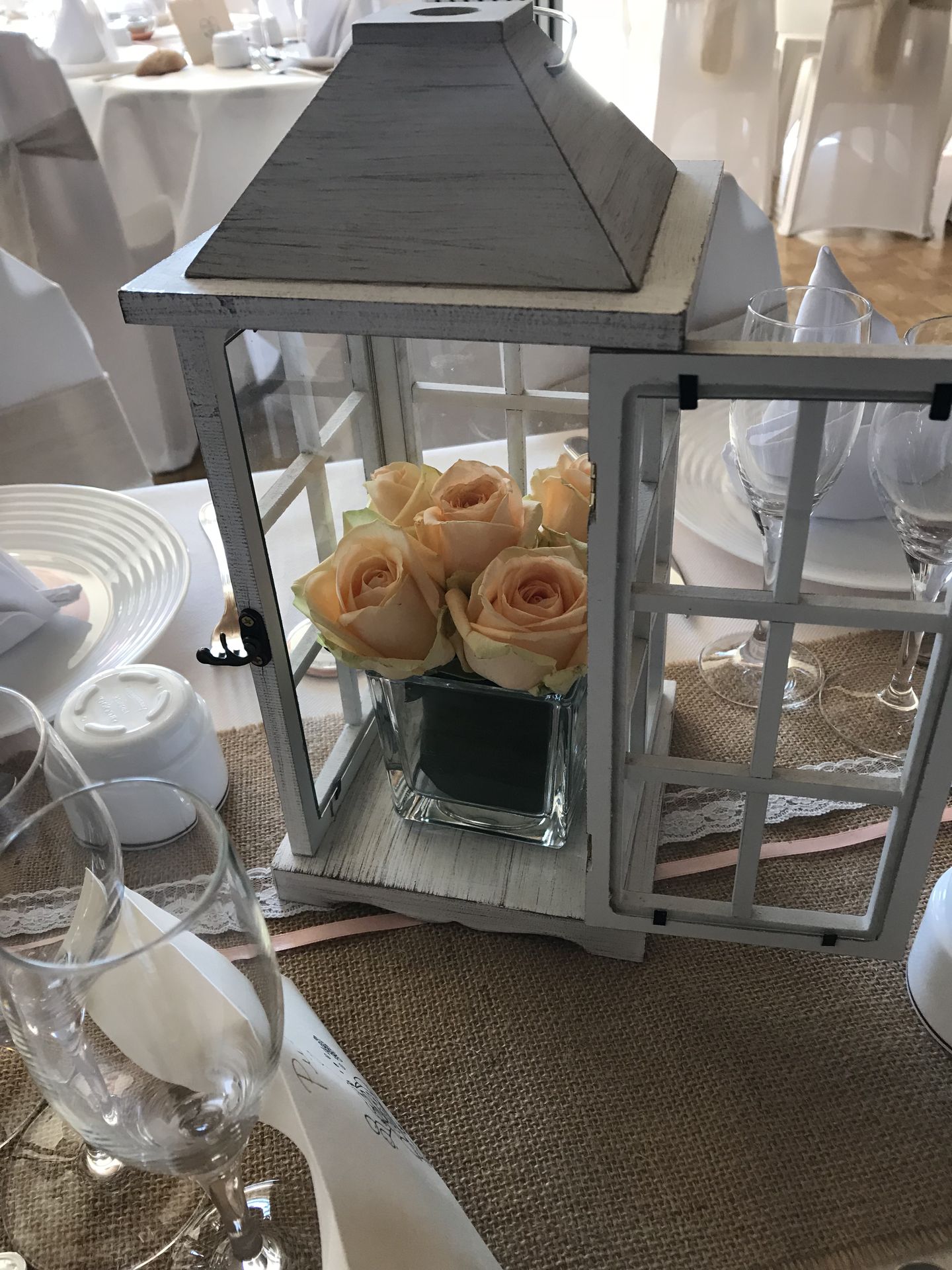 Mariage Salle L'Arc en Ciel lanterne blanche vase transparent et fleurs orange