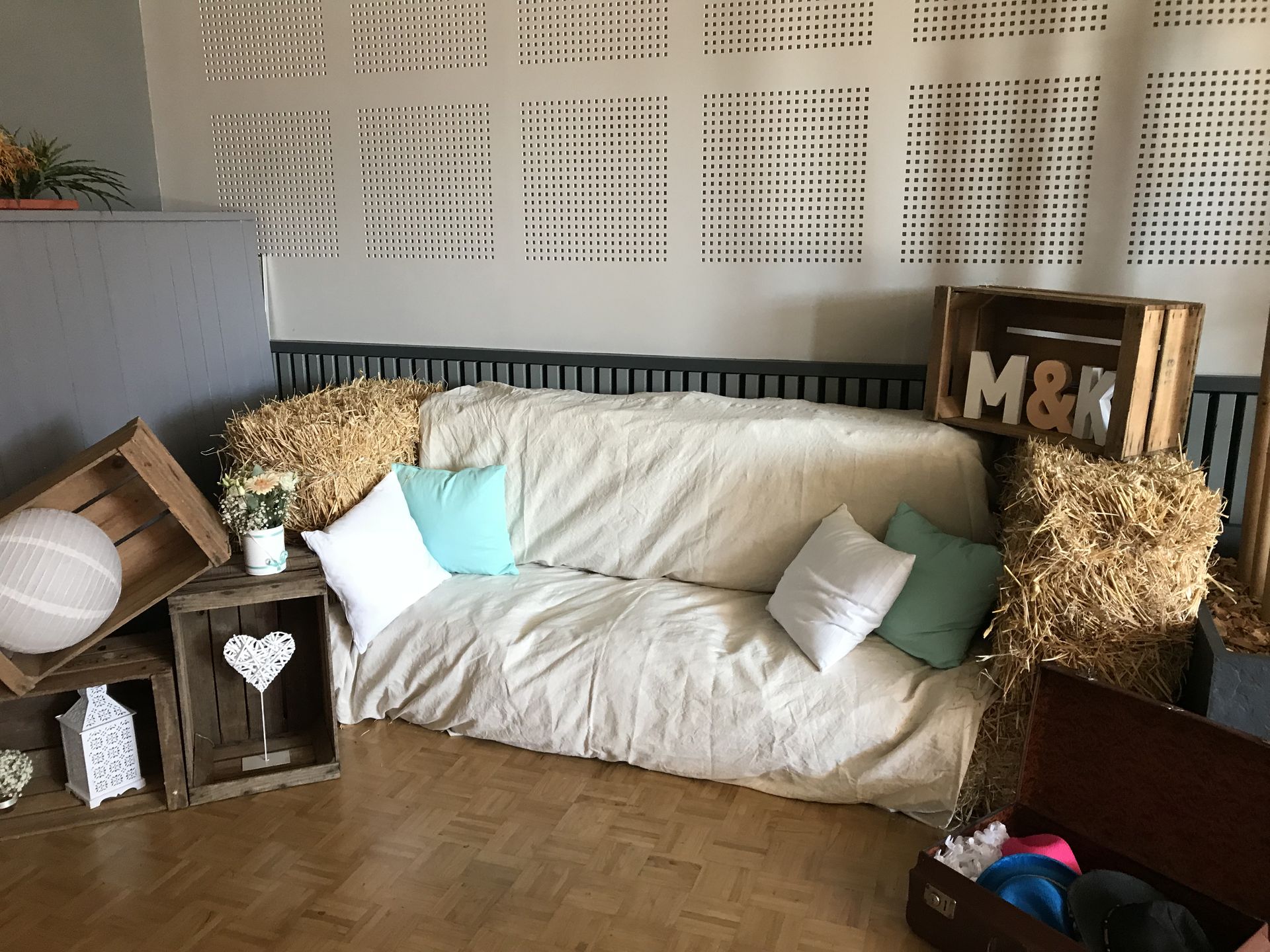 Mariage Salle L'Arc en Ciel décor photo canapé botte de paille caisse à pommes coussin vert et blanc
