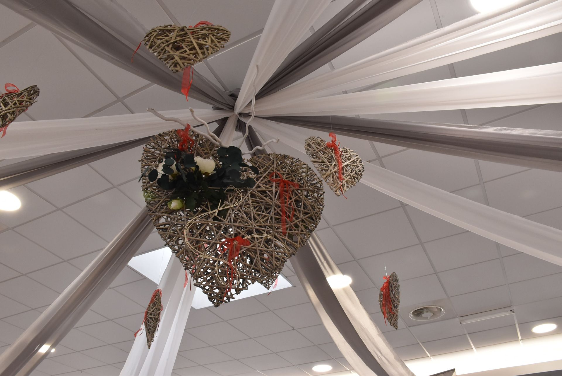 Mariage Salle du Bocage plafond tentures blanches et grises coeur en maille naturel et tissu rouge