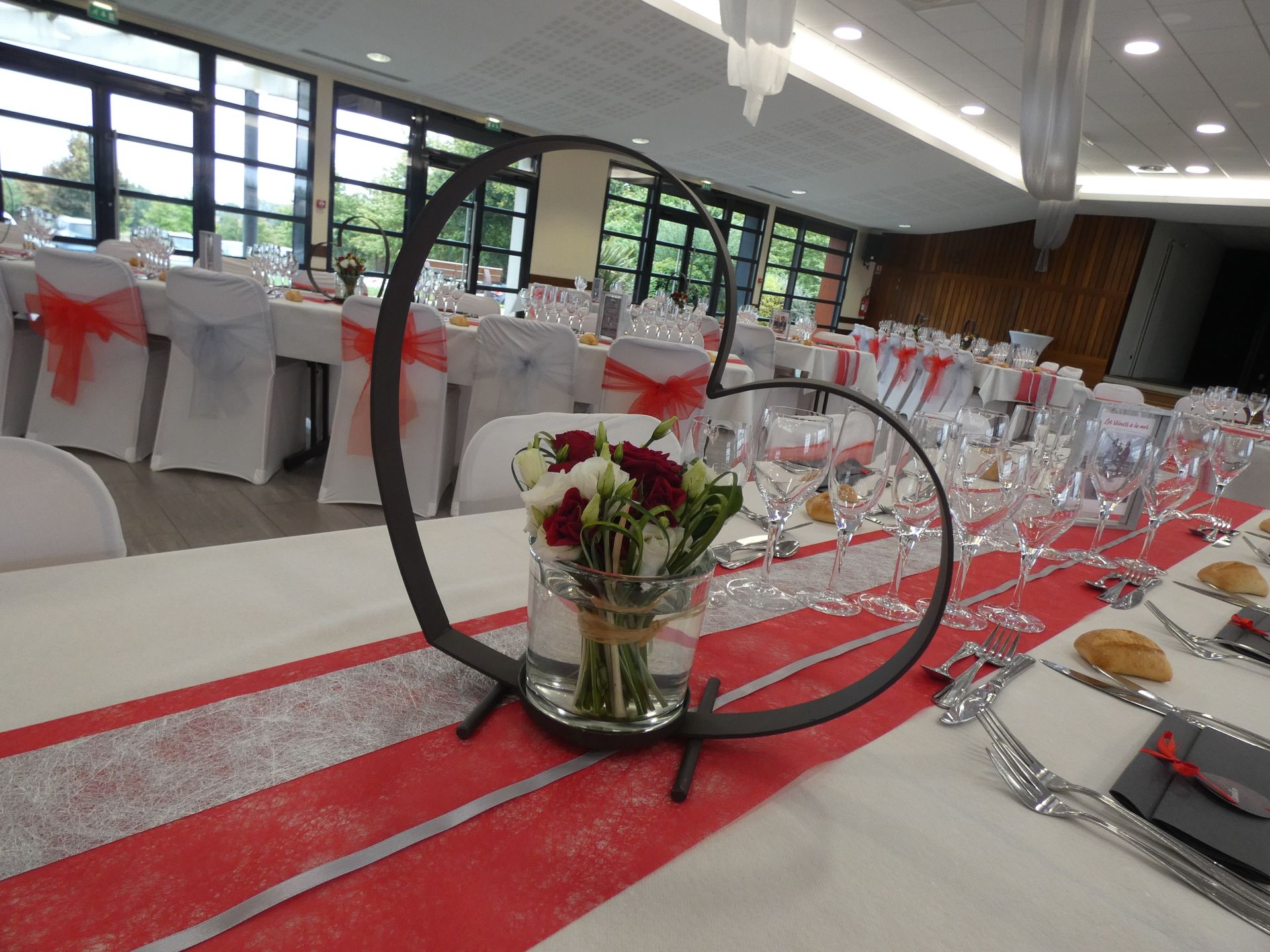 Mariage Salle du Bocage coeur en métal vase et fleurs rouge et blanches