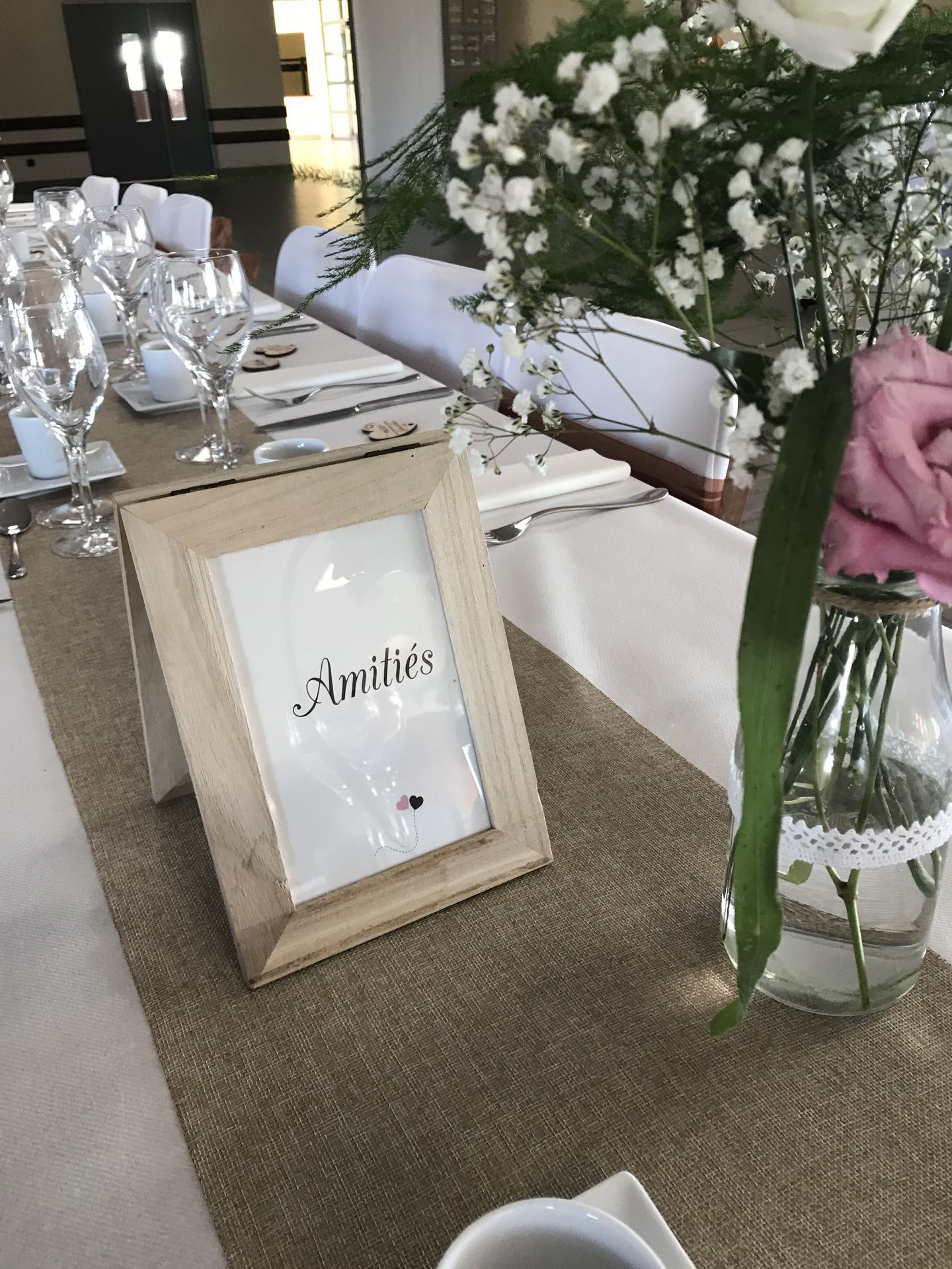 Mariage Salle du Bocage table blanche chemin de table vase fleurs dentelle cadre nom de table en bois naturel