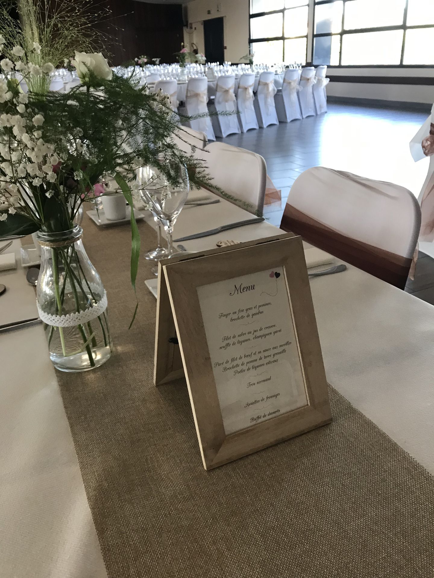 Mariage Salle du Bocage table blanche chemin de table vase fleurs dentelle cadre menu de table en bois naturel