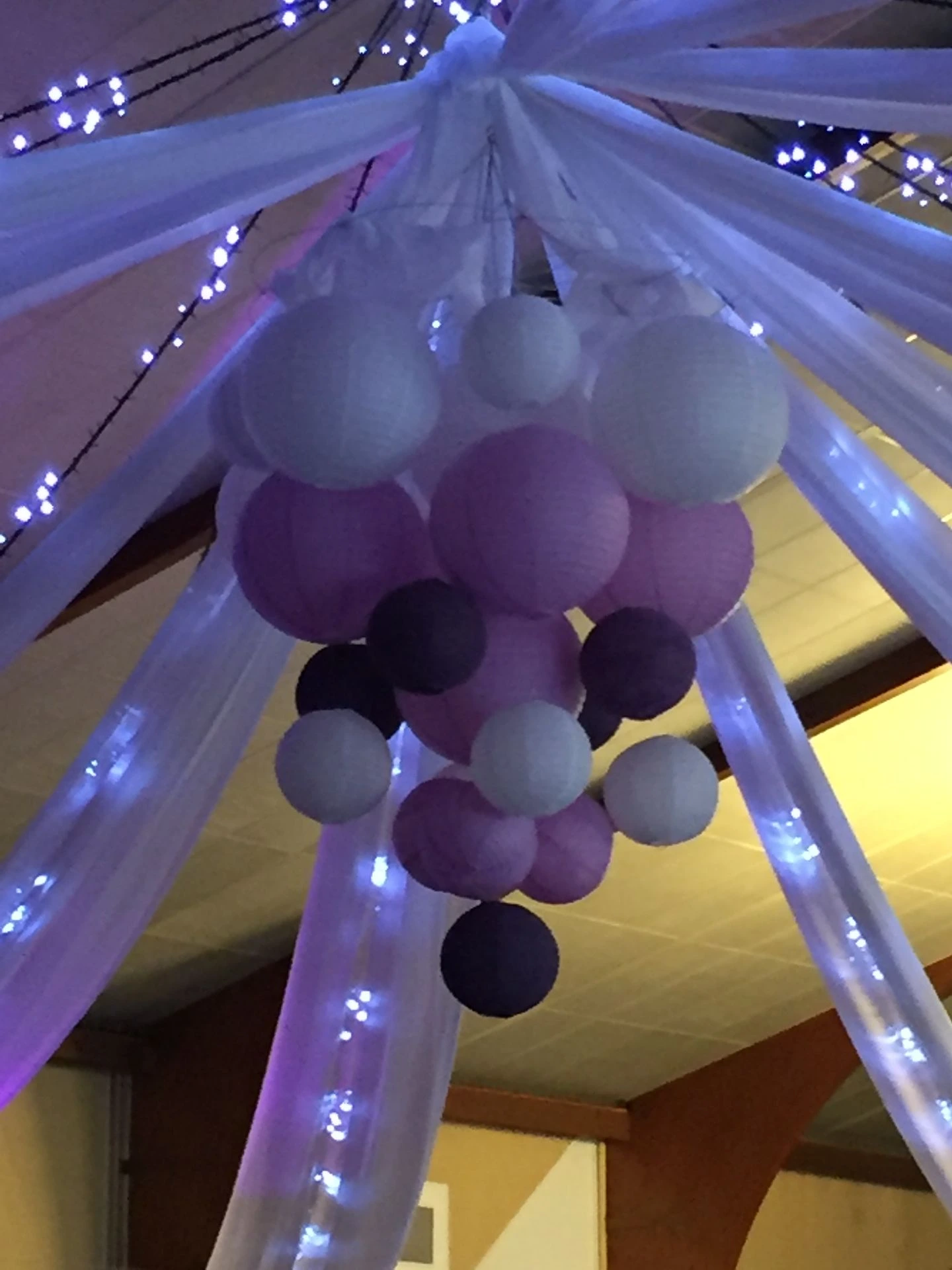 Mariage Salle des Fêtes tentures blanches leds et boules chinoise blanche rose et violet purpre