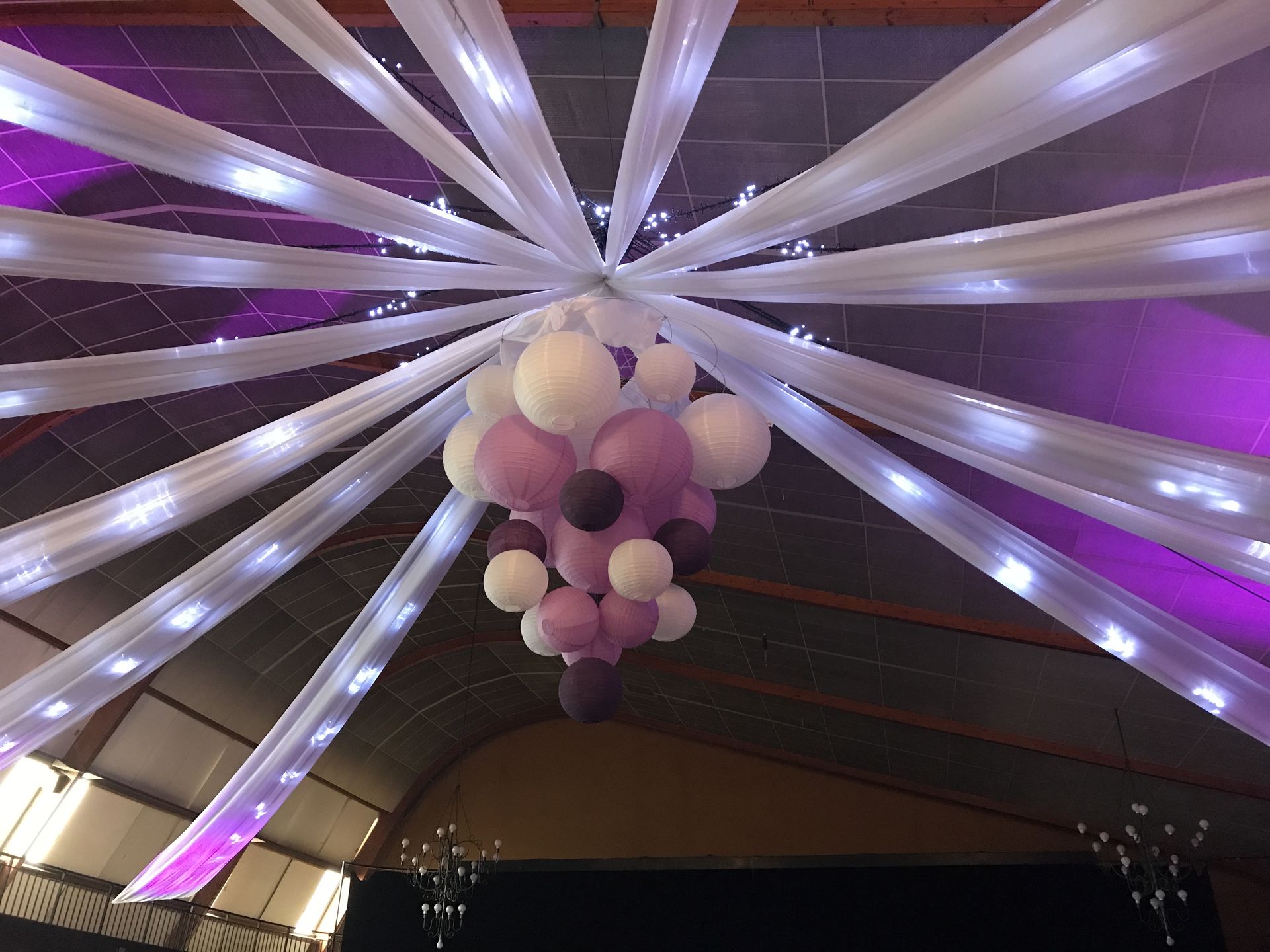 Mariage Salle des Fêtes tentures blanches leds et boules chinoise blanche rose et violet purpre