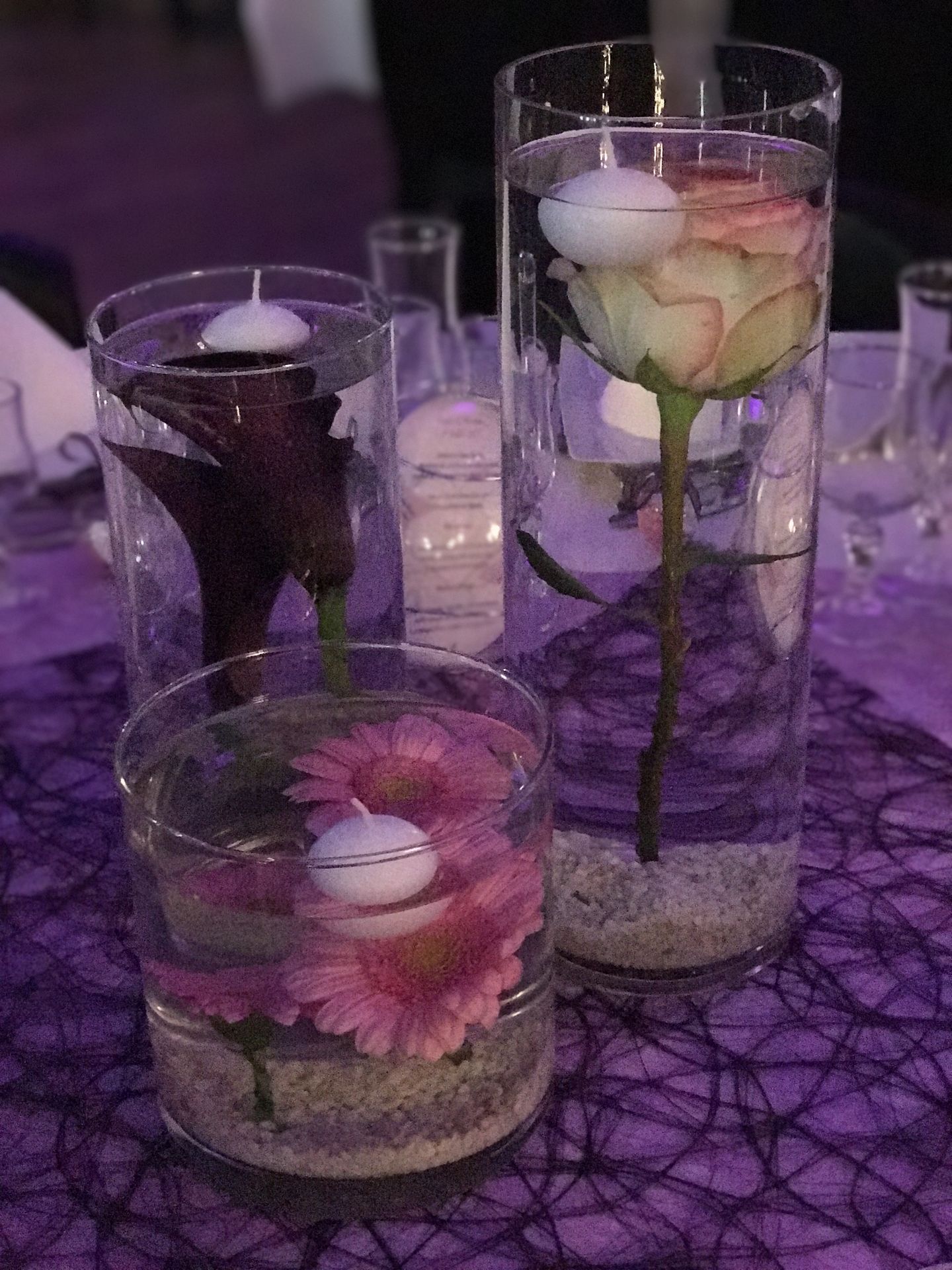 Mariage Salle des Fêtes centre de table violet vase eau fleurs rose violette et bougies