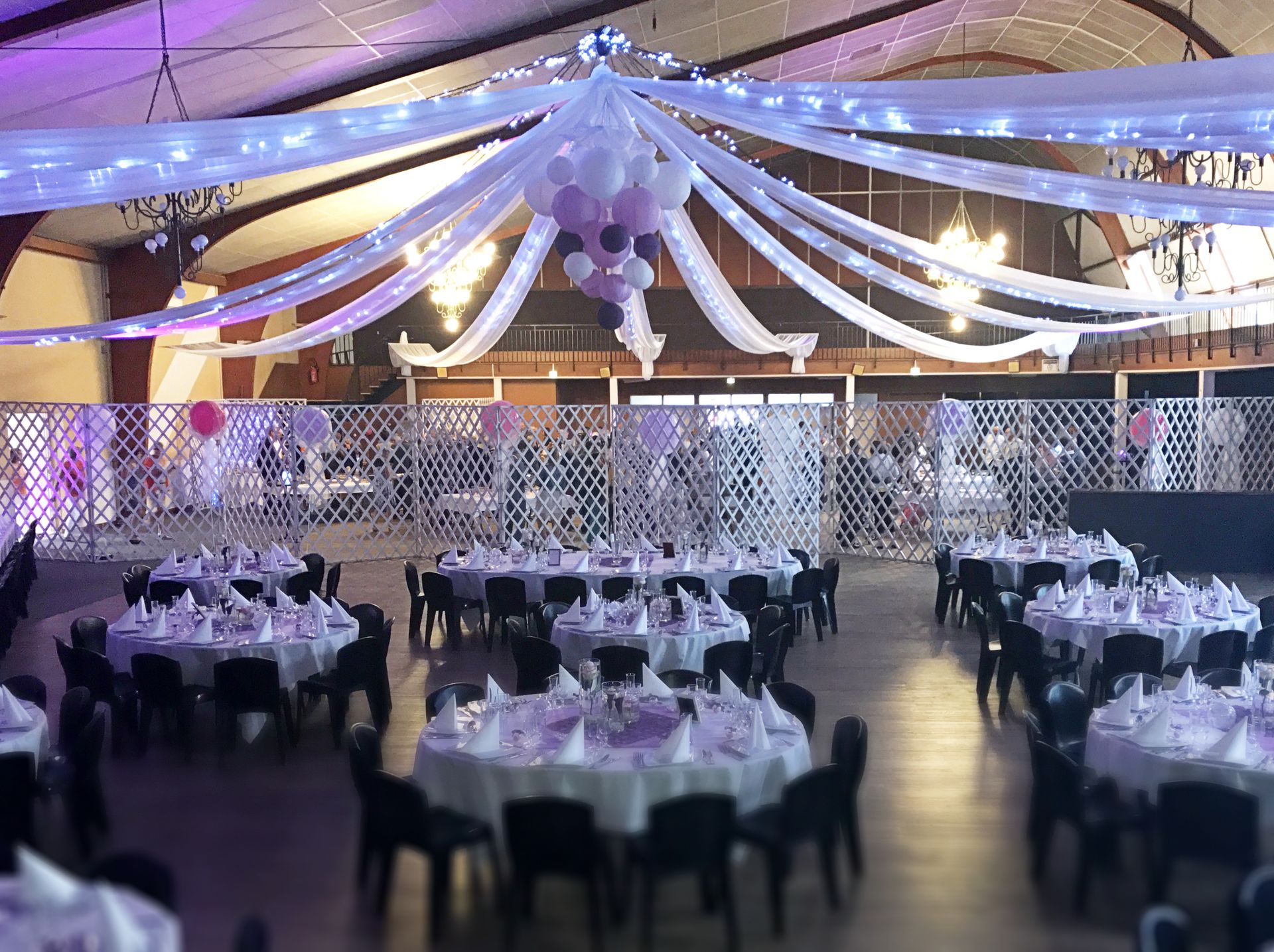 Mariage Salle des Fêtes tentures blanches leds et boules chinoise blanche rose et violet purpre table blanche et chemin de table violet