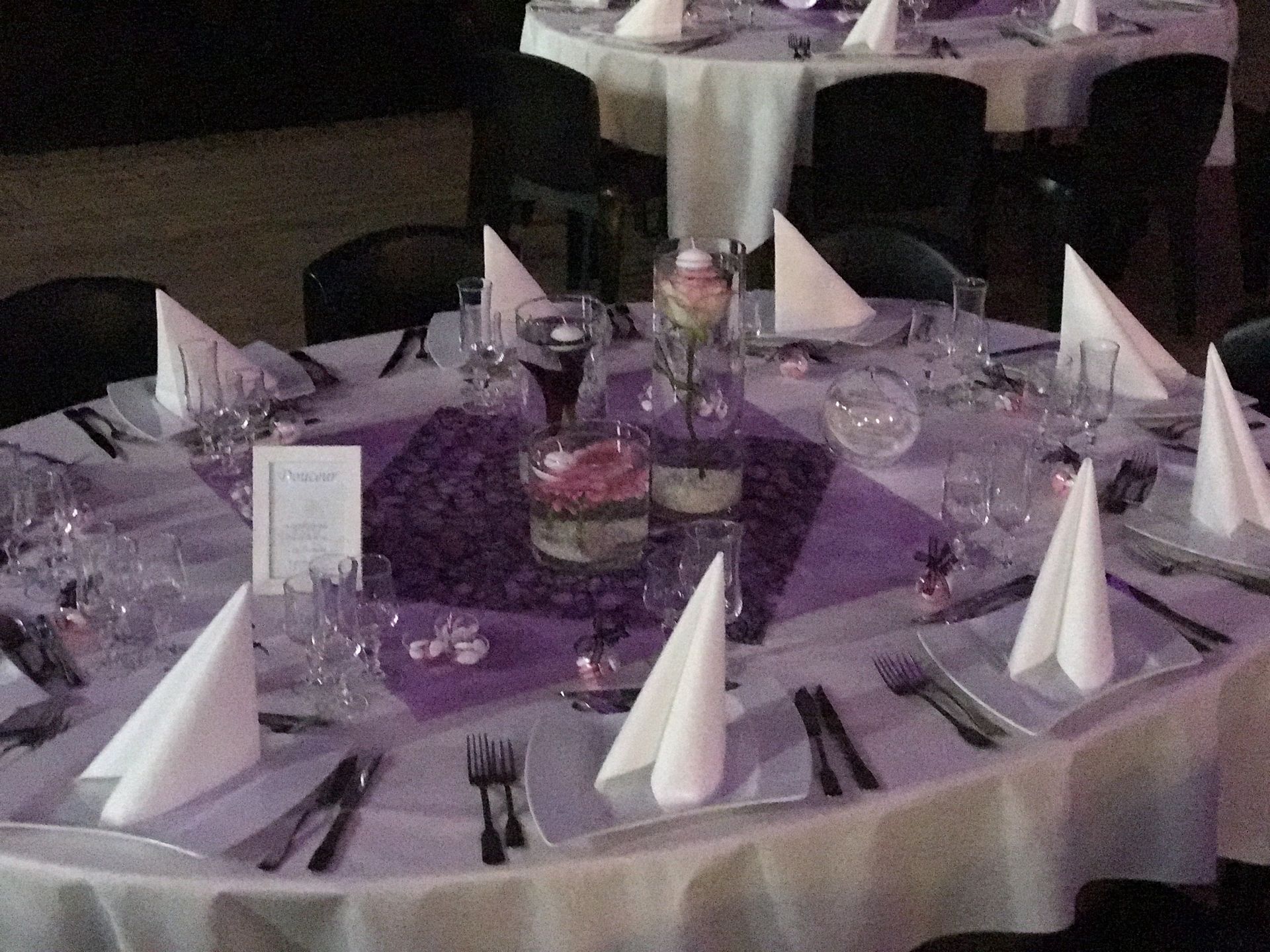 Mariage Salle des Fêtes tentures blanches leds et boules chinoise blanche rose et violet purpre table blanche et chemin de table violet vase bougies et fleurs
