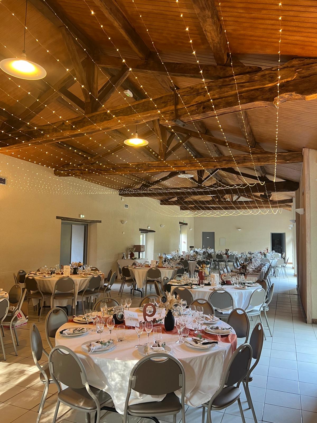 Mariage Parc de Tirpoil salle intérieure ciel étoilé table blanche chemin de table vieux rose vert sapin vase fleurs sèches numéro de table