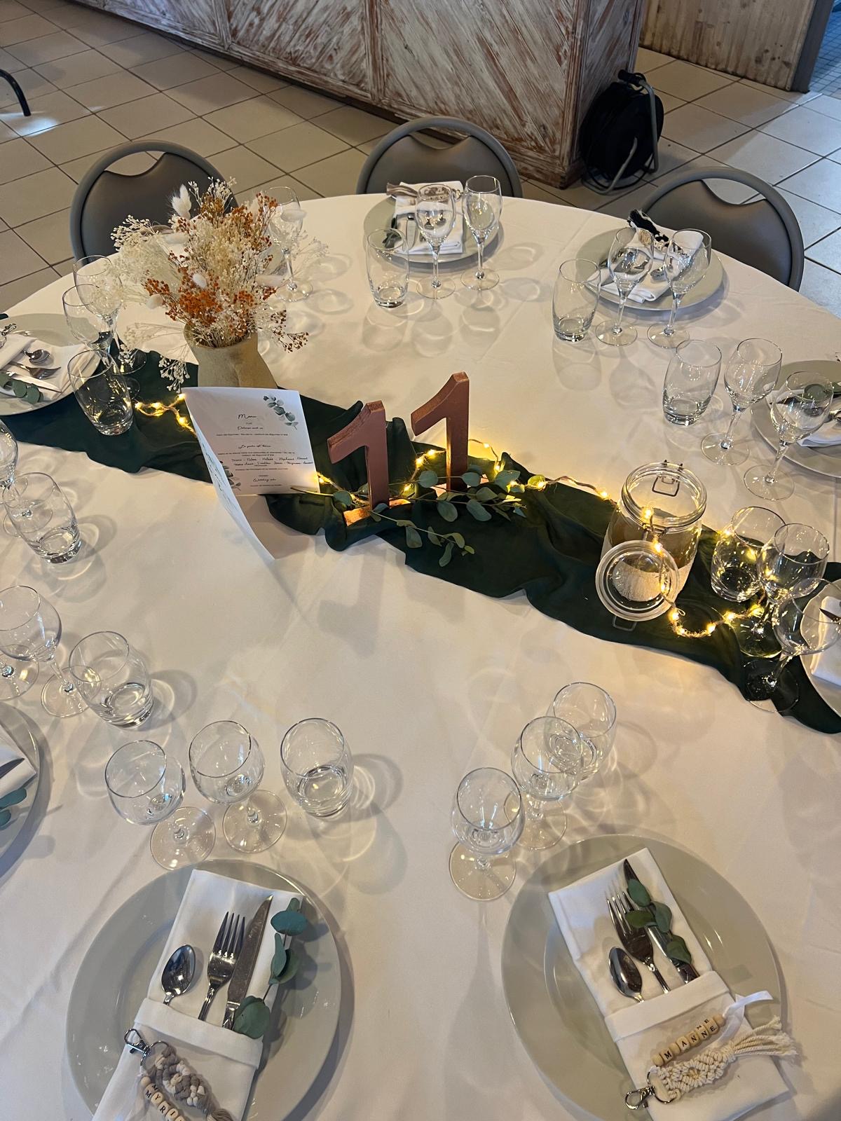 Mariage Parc de Tirpoil salle intérieure table blanche chemin de table vieux rose vert sapin vase fleurs sèches numéro de table