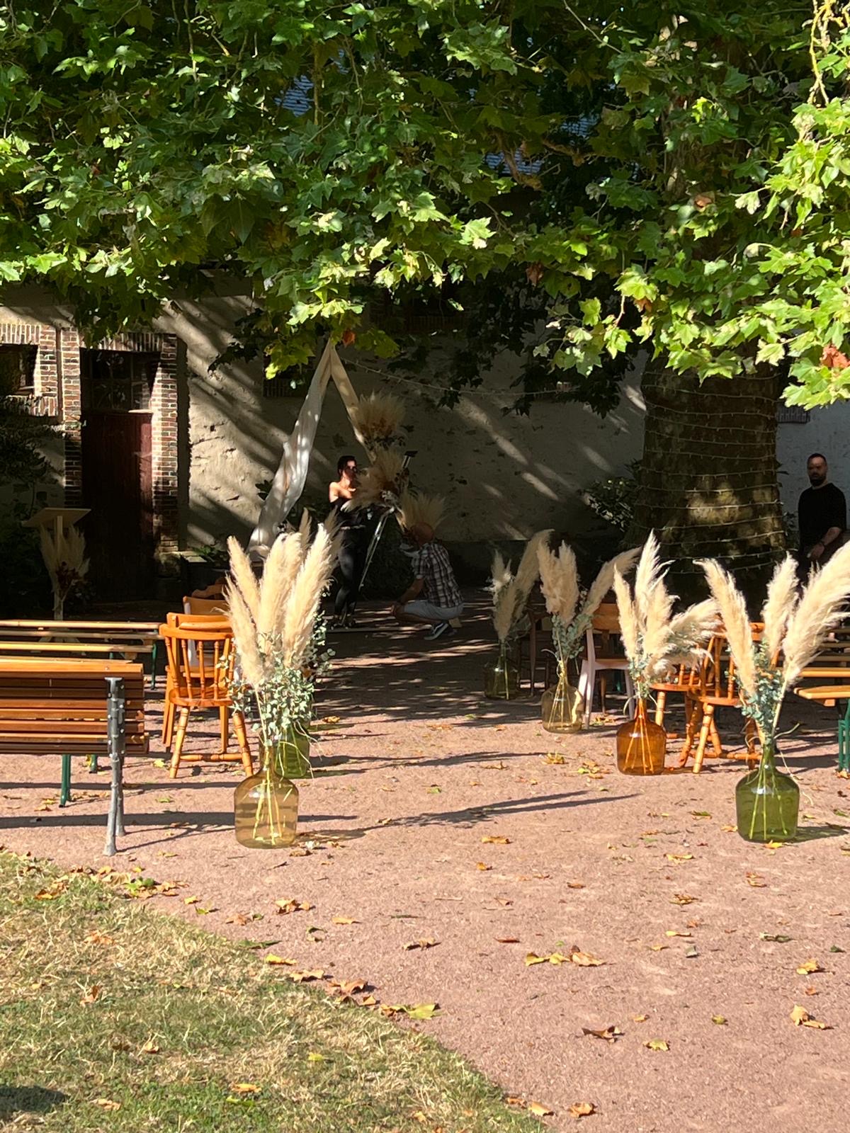 Mariage Parc de Tirpoil  cérémonie laique extérieure vase pampas arche tipi en bois