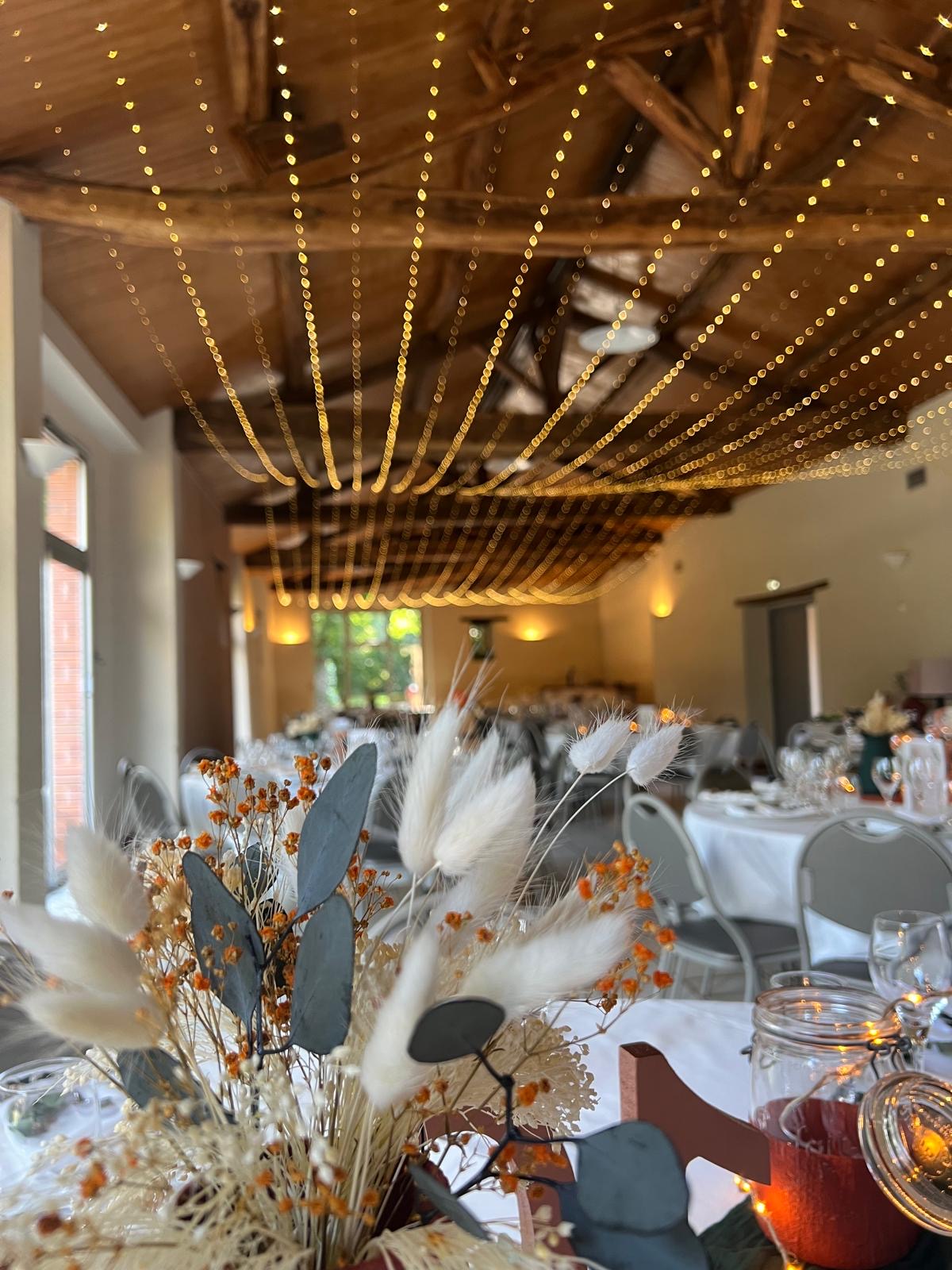 Mariage Parc de Tirpoil salle intérieure ciel étoilé table blanche vase fleurs sèches