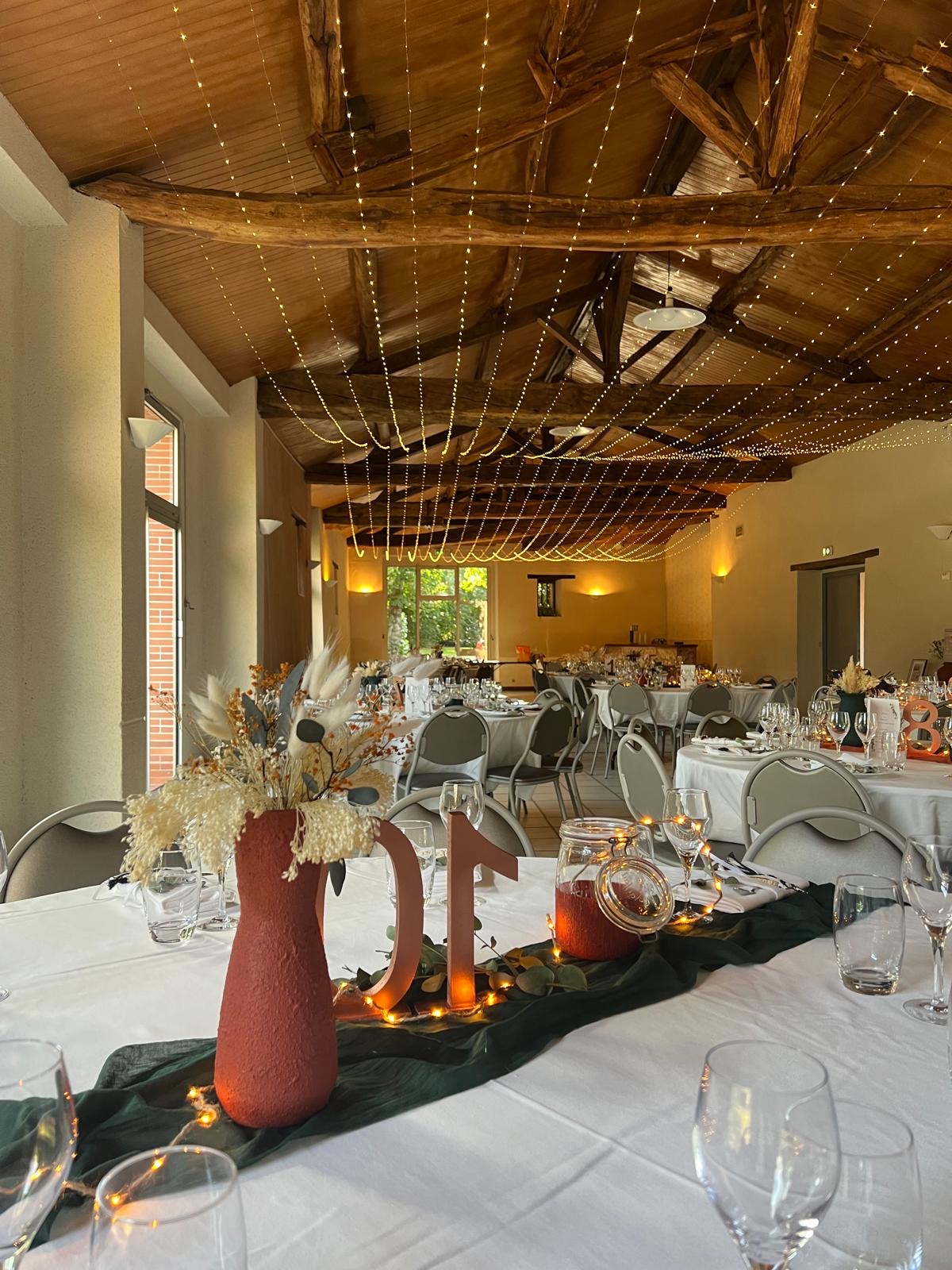 Mariage Parc de Tirpoil salle intérieure ciel étoilé table blanche chemin de table vieux rose vert sapin vase fleurs sèches numéro de table