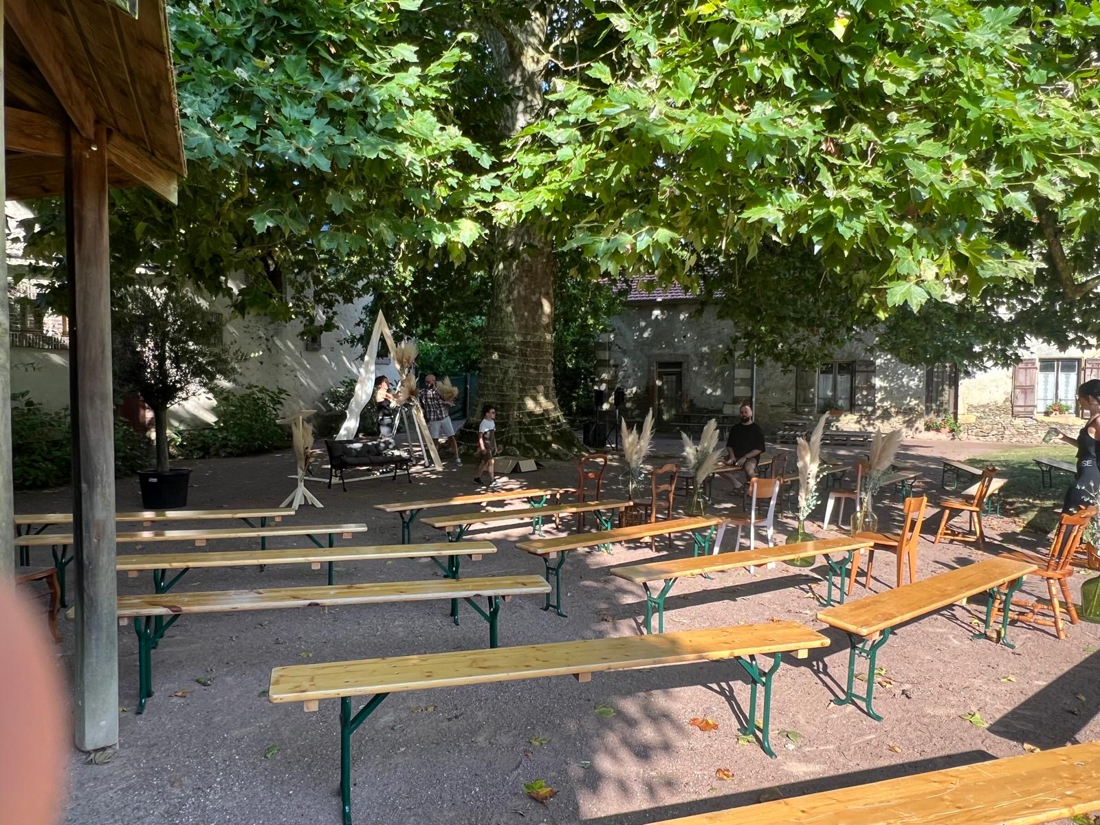 Mariage Parc de Tirpoil  cérémonie laique extérieure vase pampas arche tipi en bois banc en bois