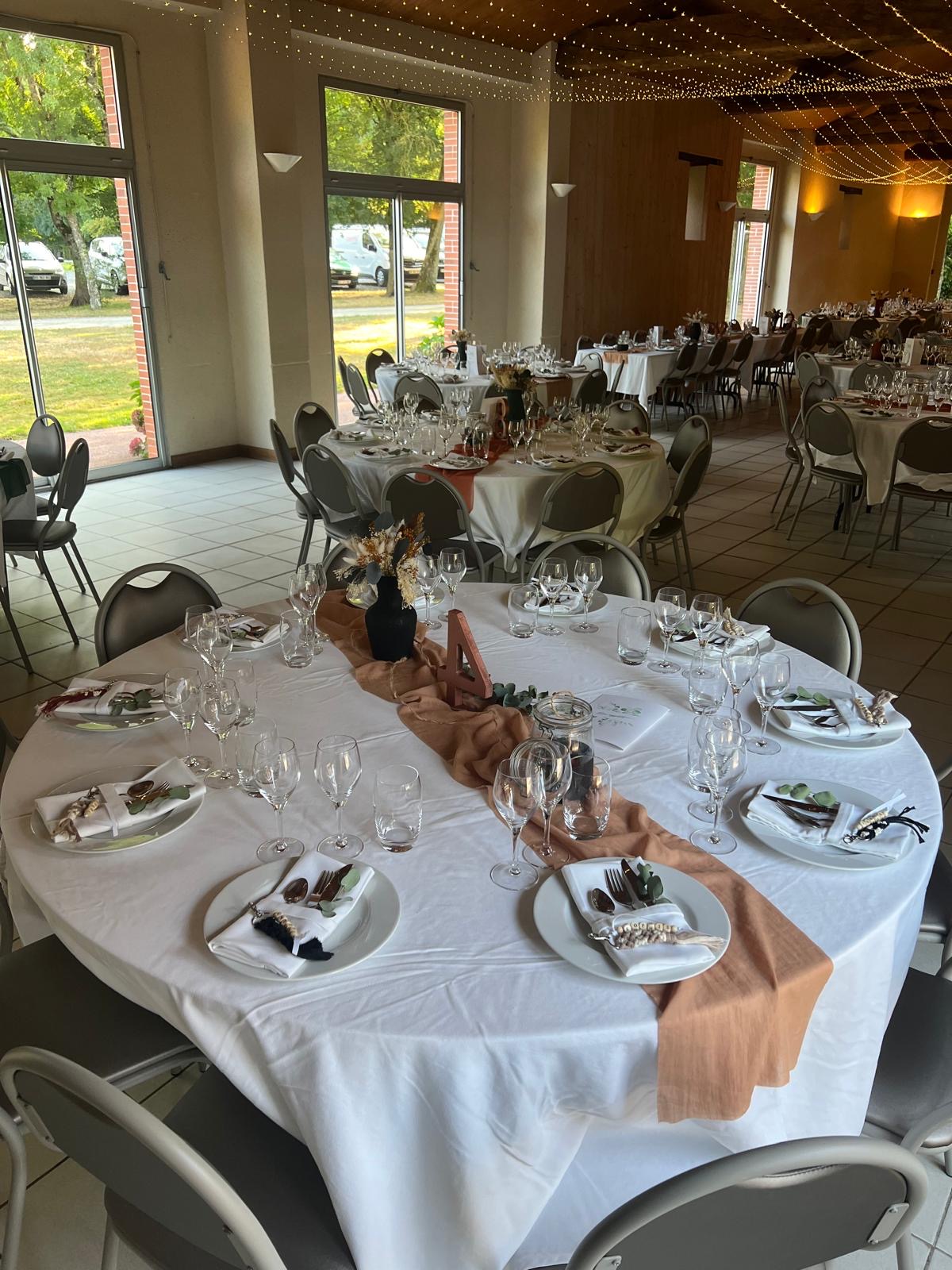 Mariage Parc de Tirpoil salle intérieure table blanche chemin de table vieux rose vert sapin vase fleurs sèches numéro de table