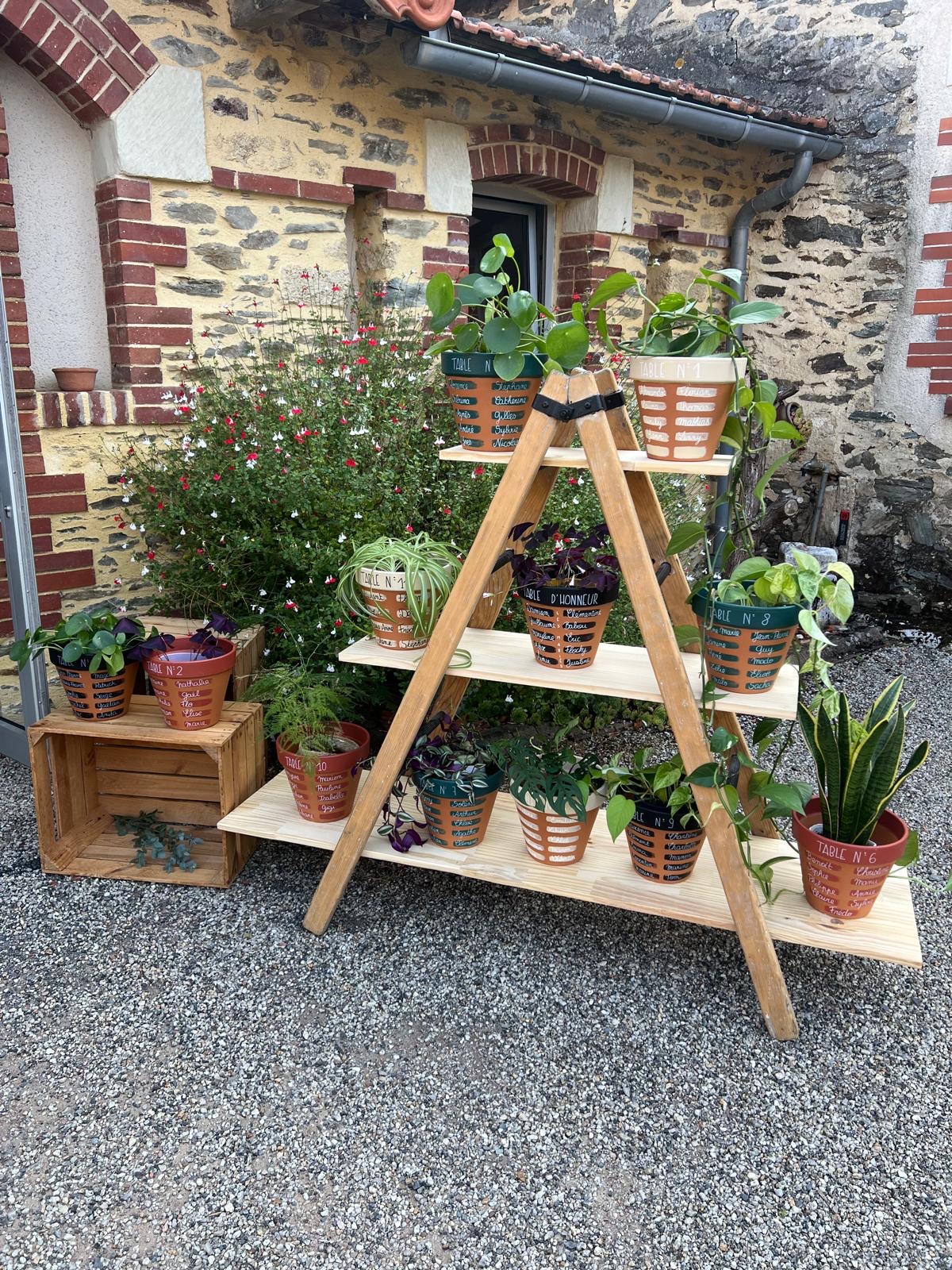 Mariage Parc de Tirpoil décor meuble en bois vase pot de fleurs personnalisé