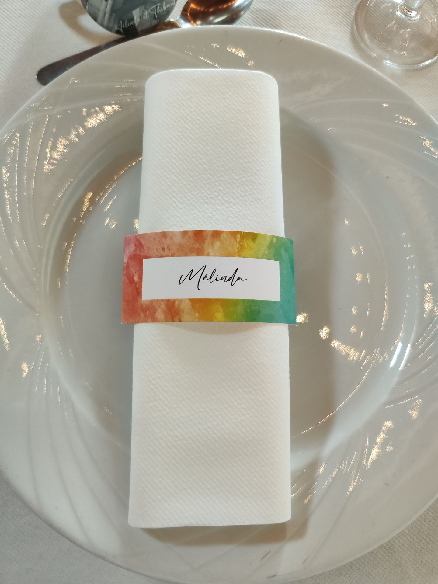 Mariage Salle de l'Etenduère marque place arc en ciel sur serviette