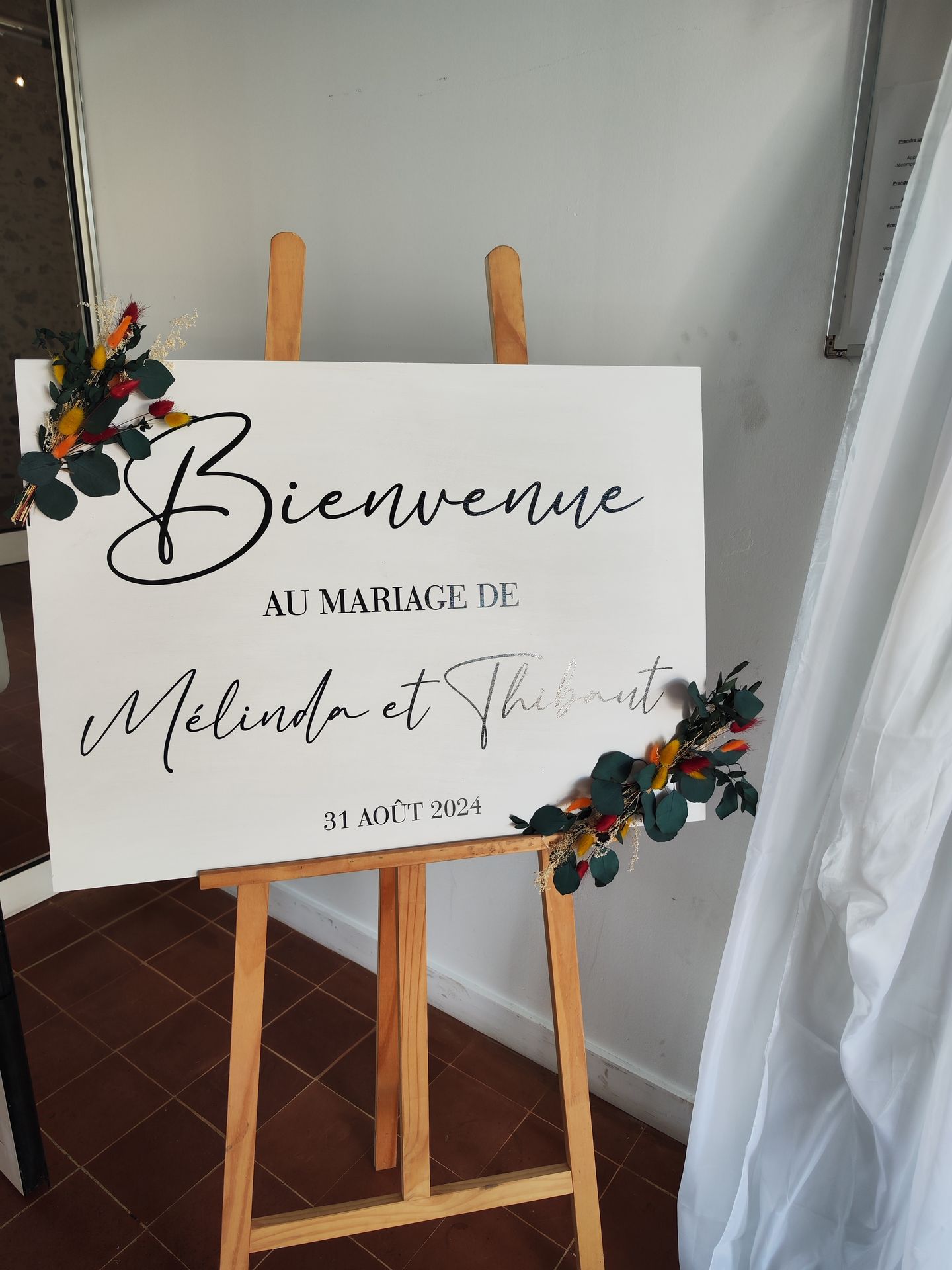 Mariage Salle de l'Etenduère panneau de bienvenue blanc bois fleurs sèches