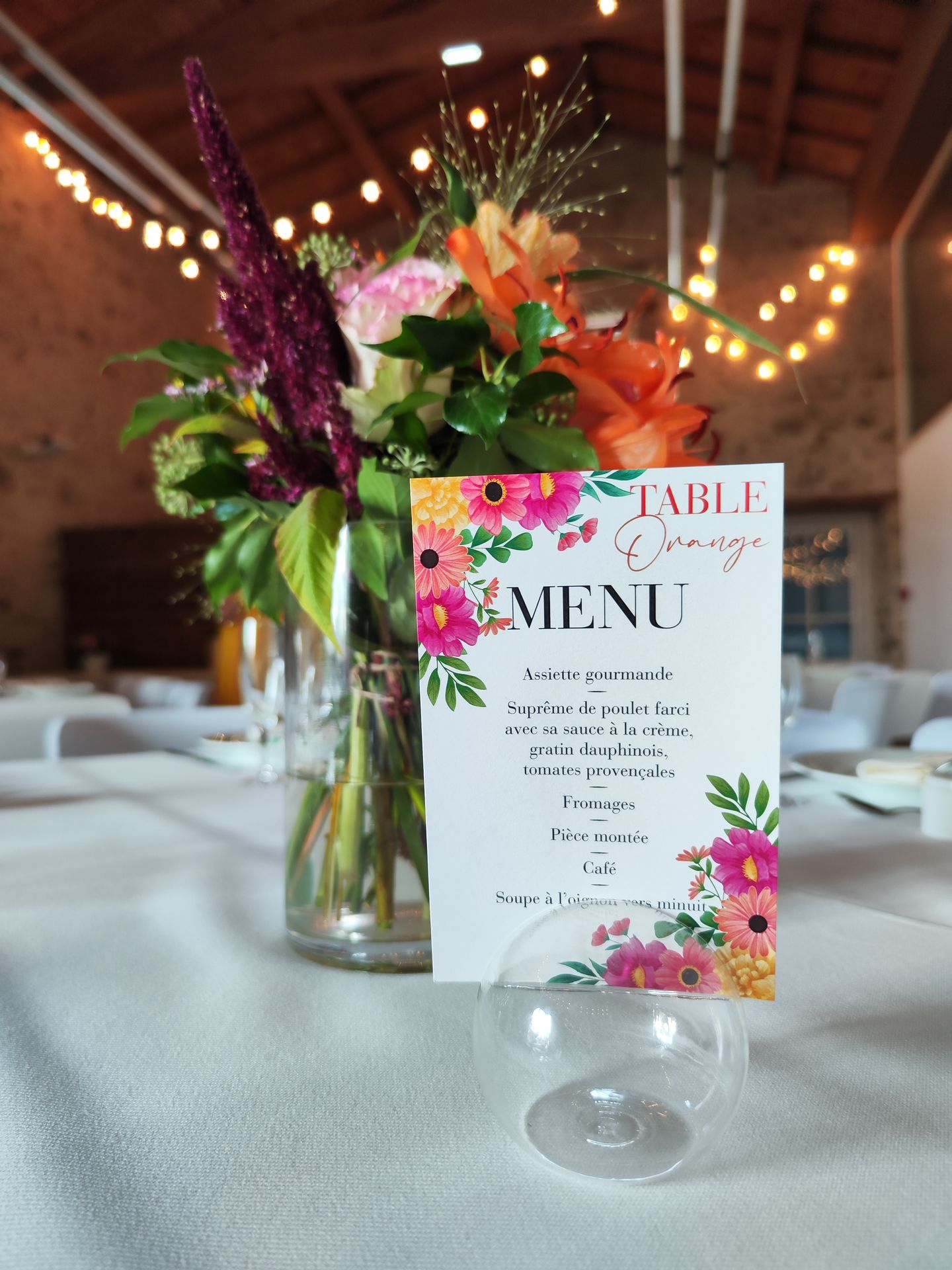 Mariage Salle de l'Etenduère vase composition florale orange rose rouge violet feuillage menu de table impression de couleur