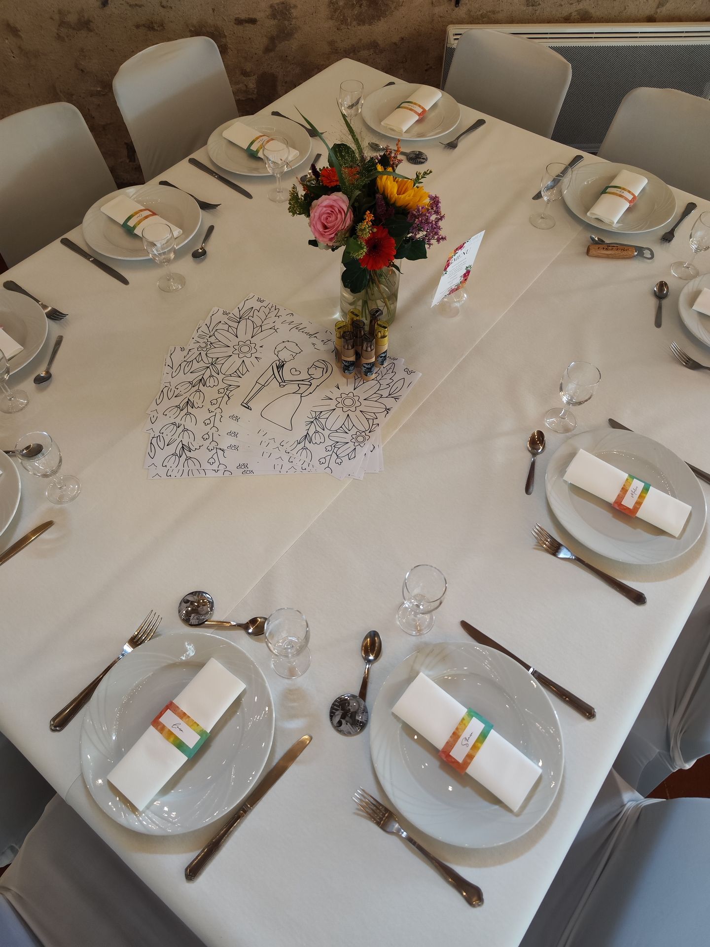 Mariage Salle de l'Etenduère table blanche dessin mariage composition florale marque place serviette multicolore