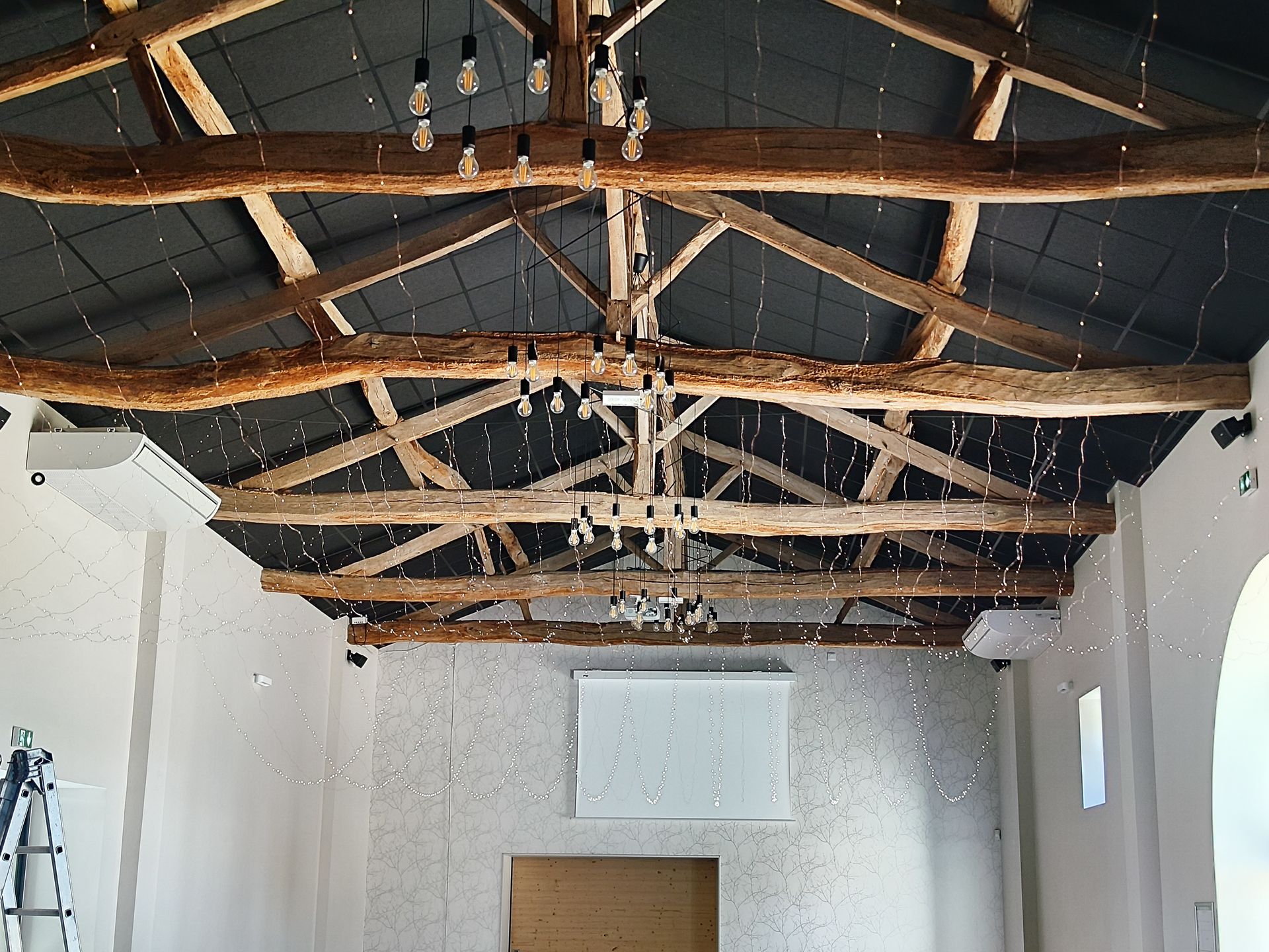 Mariage Le Clos de l'Archeneau plafond ciel étoilé lumineux et guirlande guinguette