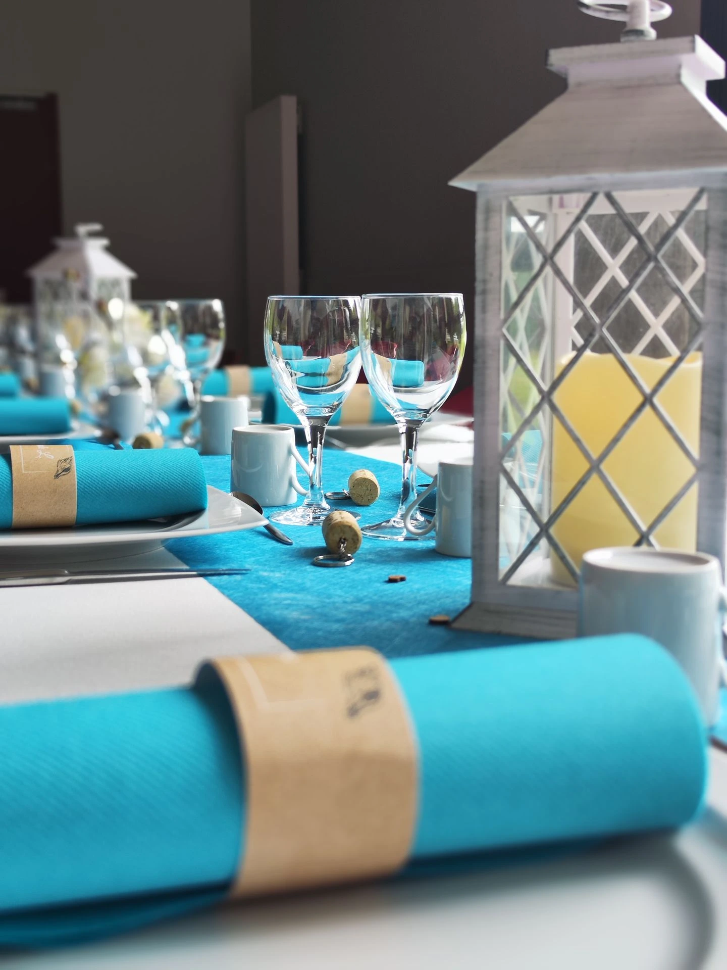 Mariage Salle du Verger chemin de table bleu serviette bleu et marque place craft lanterne blanche bougies