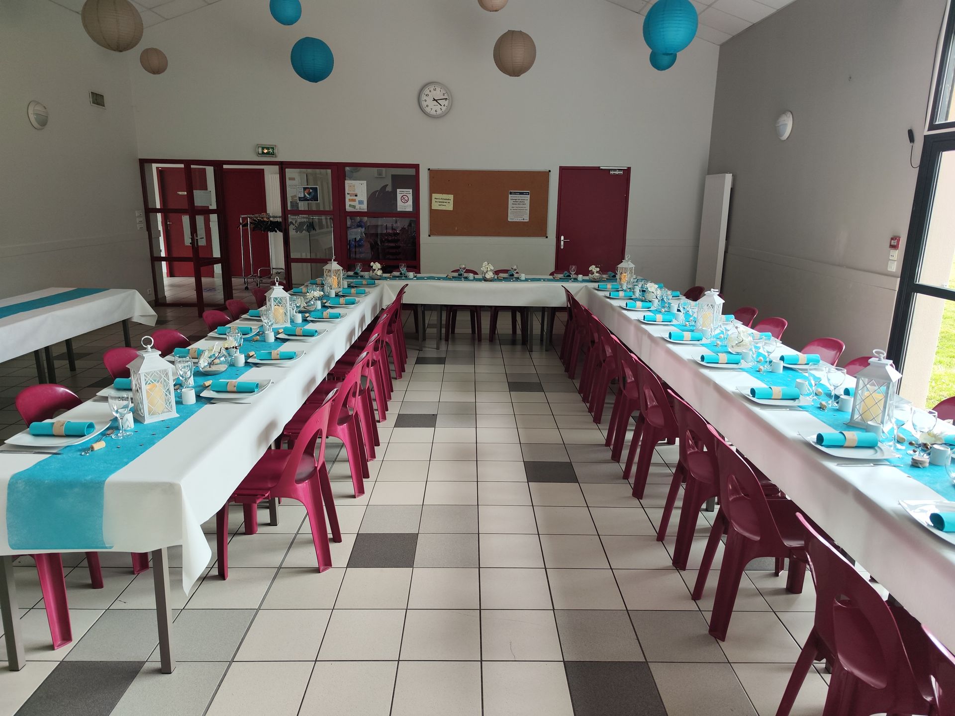 Mariage Salle du Verger plafond boule chinoise bleu beige table table chemin de table bleu serviette bleu lanterne vase fleuris