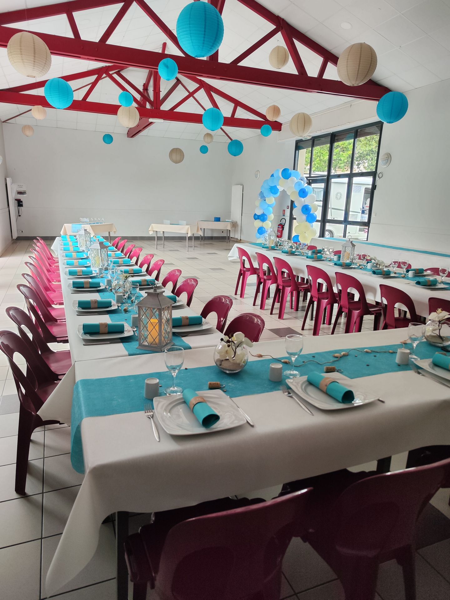 Mariage Salle du Verger plafond boule chinoise bleu beige table table chemin de table bleu serviette bleu lanterne vase fleuris