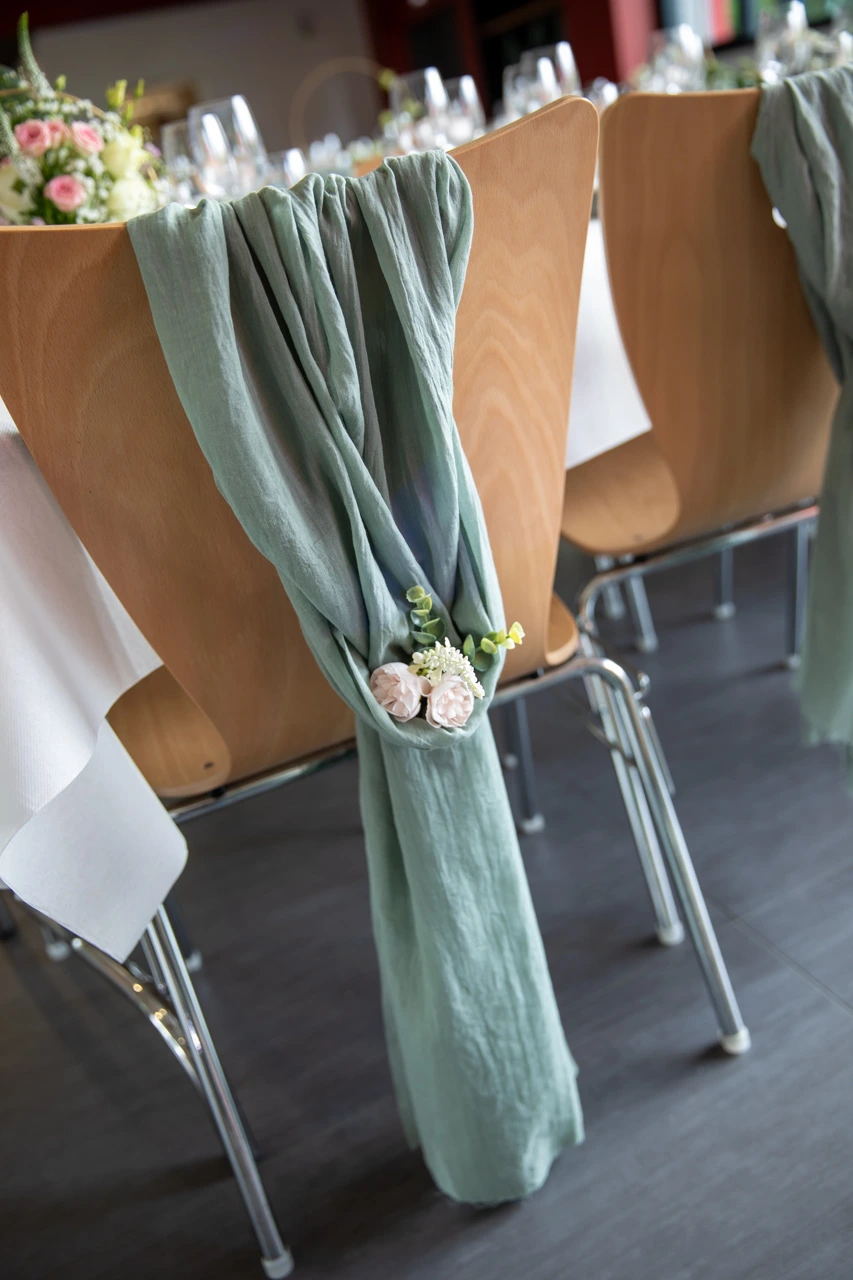 Mariage Salle Collinéa noeud de chaise vert sauge et fleurs