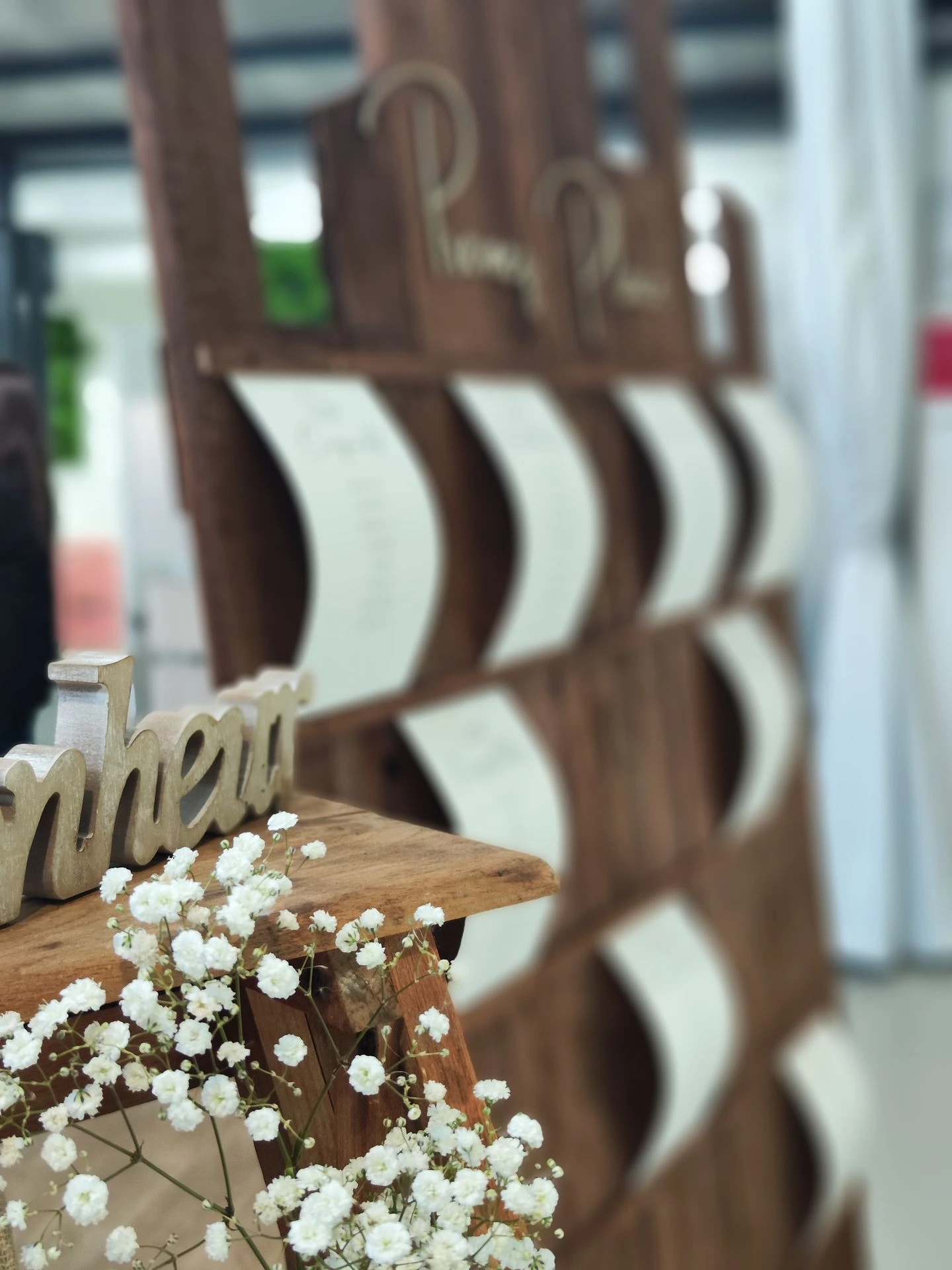 Mariage La Barbinière plan de table en bois bonheur en bois impression papier fleurs