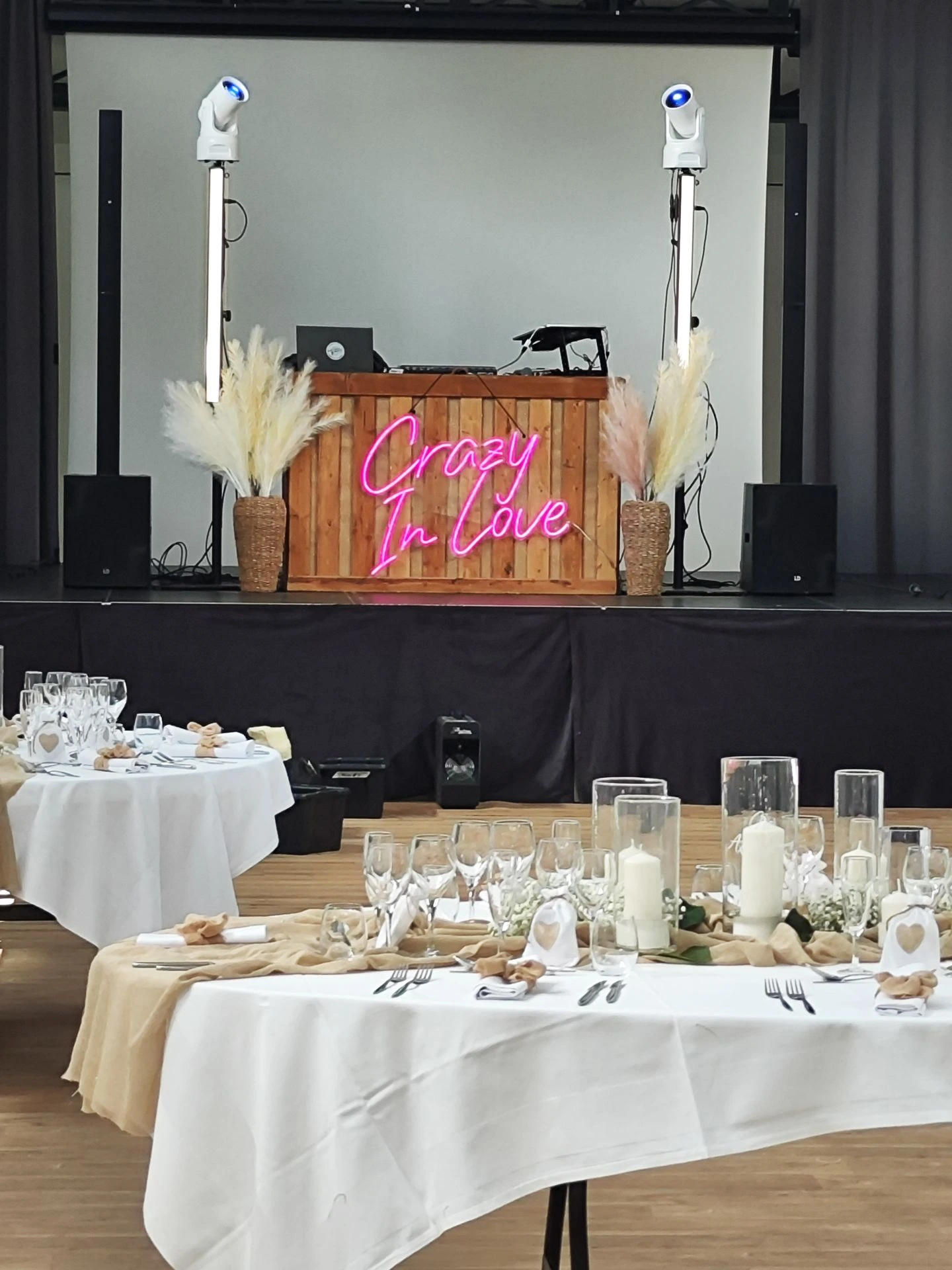 Mariage La Barbinière table blanche chemin de table sable noeud sable serviette vase bougie blanche composition florale blanche scène DJ décorer néon rose et pampas