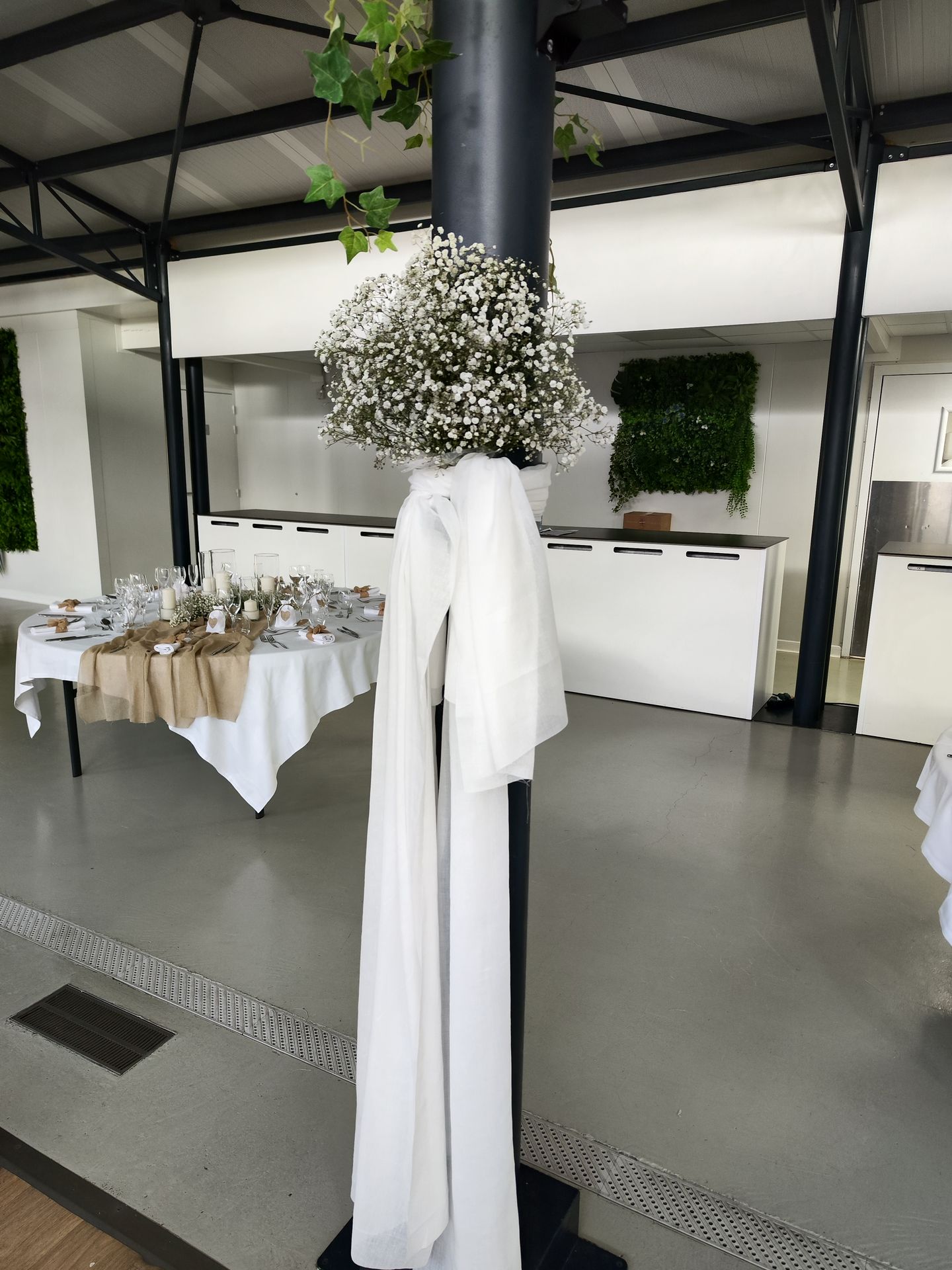 Mariage La Barbinière décoration de salle noeud blanc et composition fleurs blanches