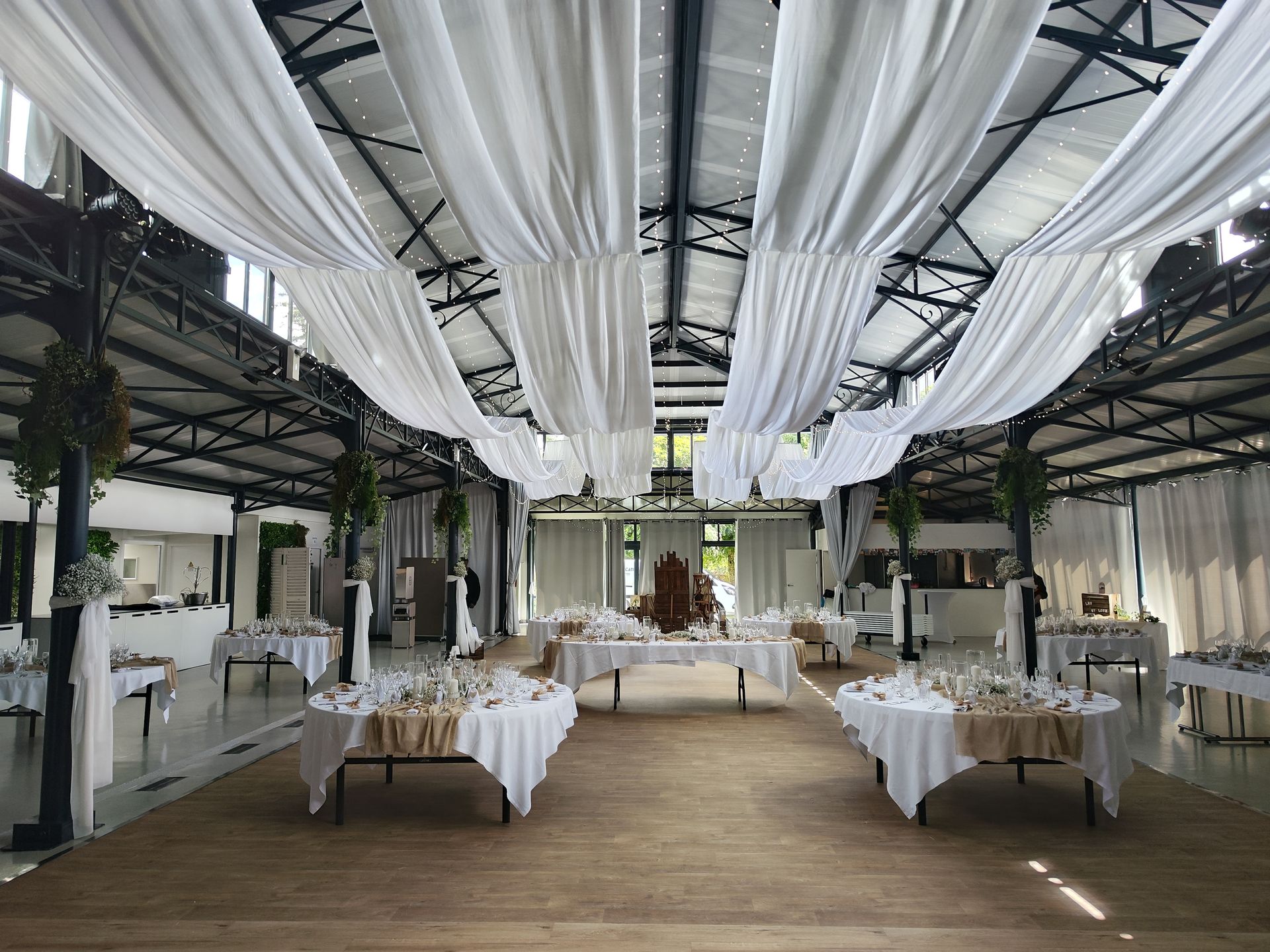 Mariage La Barbinière plafond tentures blanches table blanche chemin de table sable