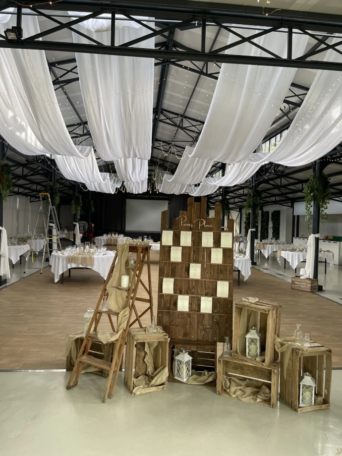 Mariage La Barbinière plafond tentures blanches plan de table en bois bonheur en bois impression papier fleurs